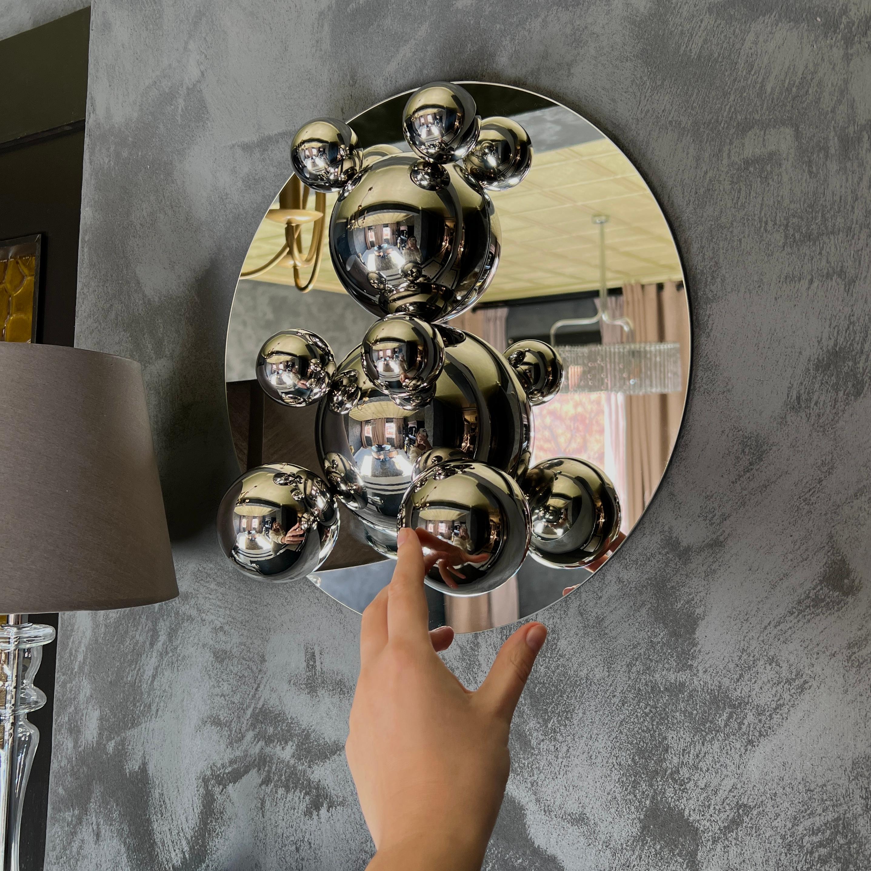 L'ours moyen en acier inoxydable « Alicia » sur sculpture de miroir - Art animal minimaliste en vente 3