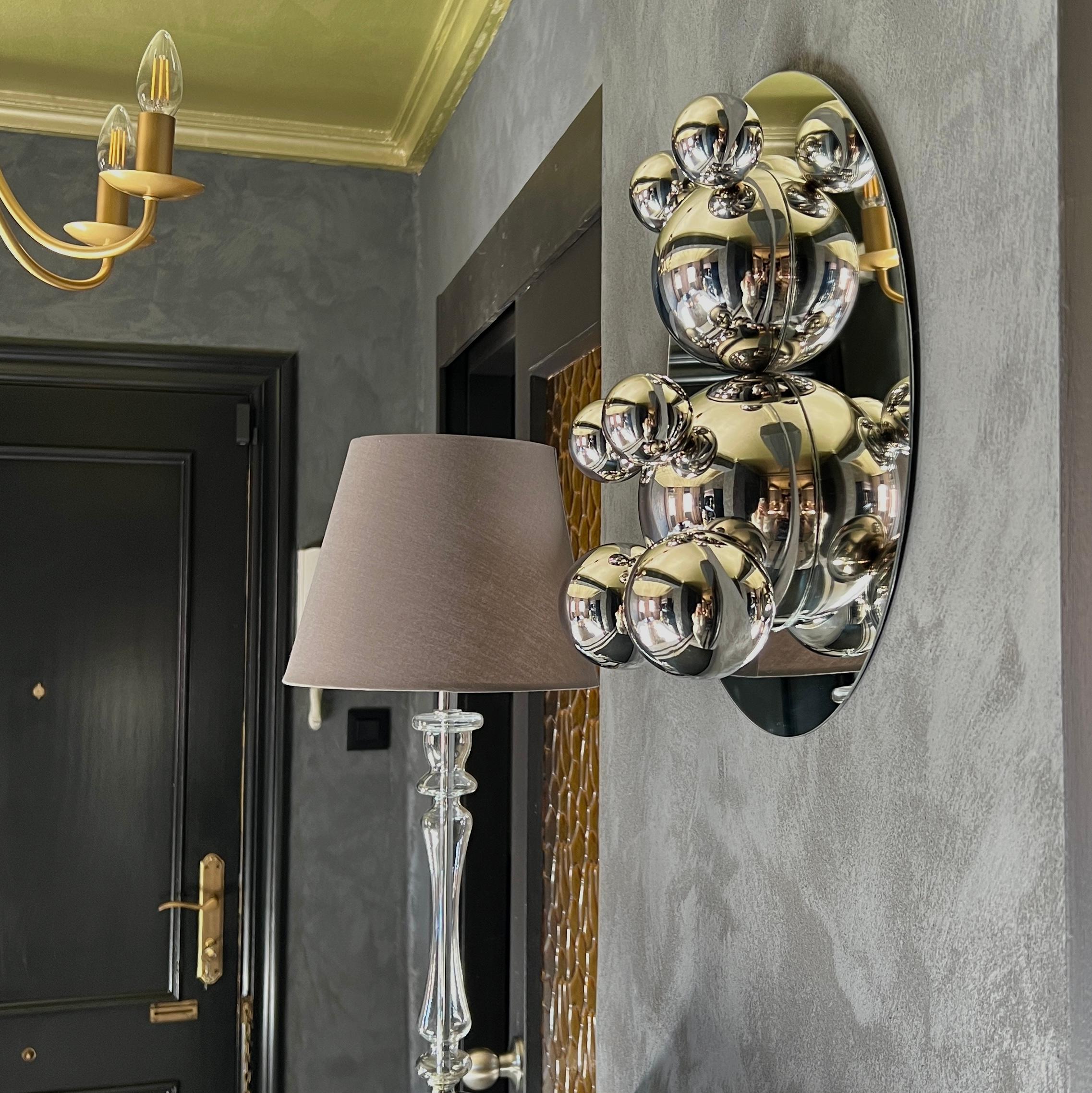 L'ours moyen en acier inoxydable « Alicia » sur sculpture de miroir - Art animal minimaliste - Sculpture de IRENA TONE