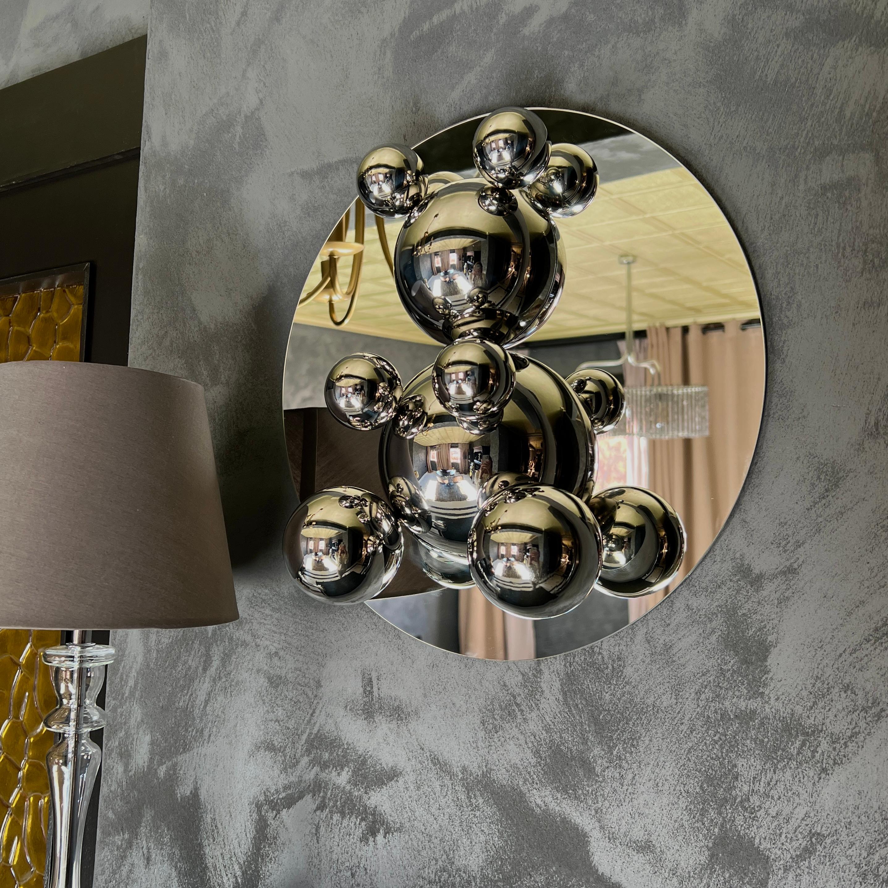 L'ours moyen en acier inoxydable « Rose » sur sculpture de miroir 4