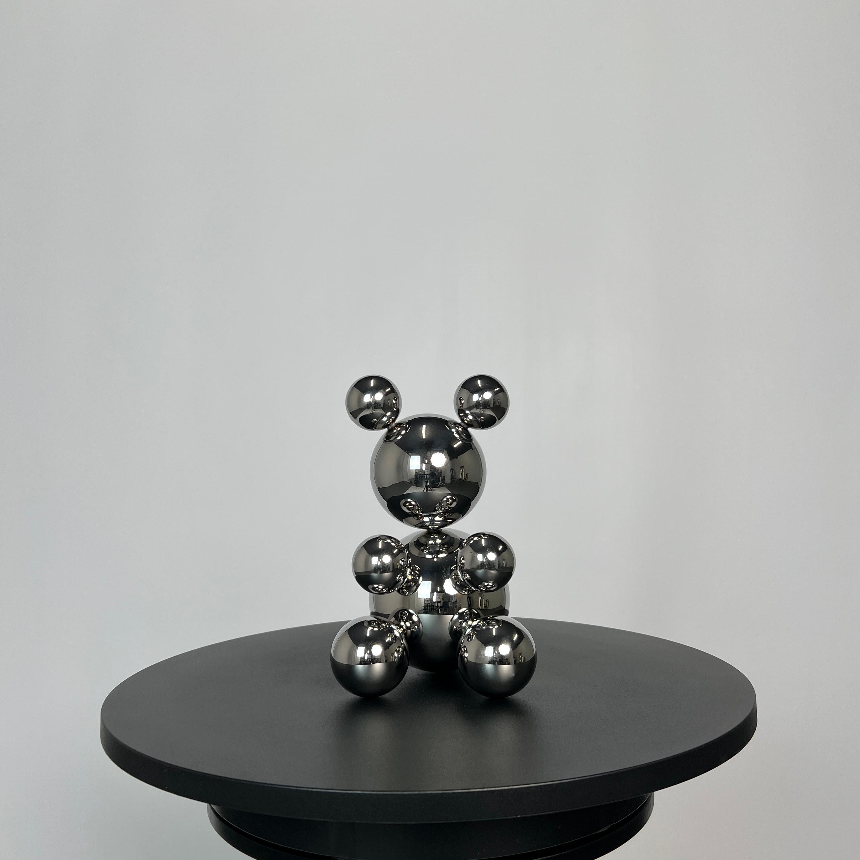 Kleiner Bär aus Edelstahl 'Lunes' – Sculpture von IRENA TONE