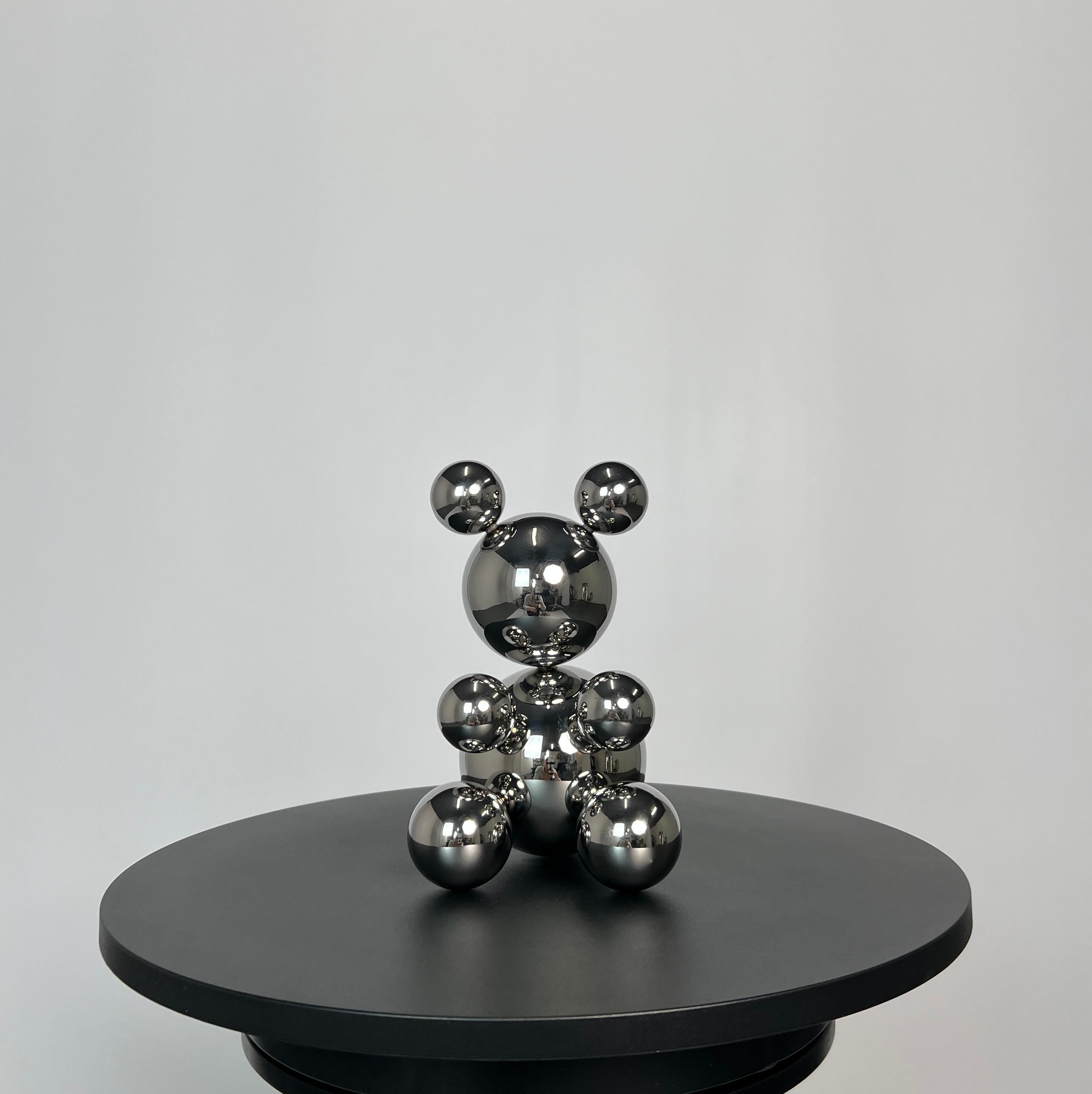IRENA TONE Abstract Sculpture – Kleiner Bär aus Edelstahl 'Lunes'