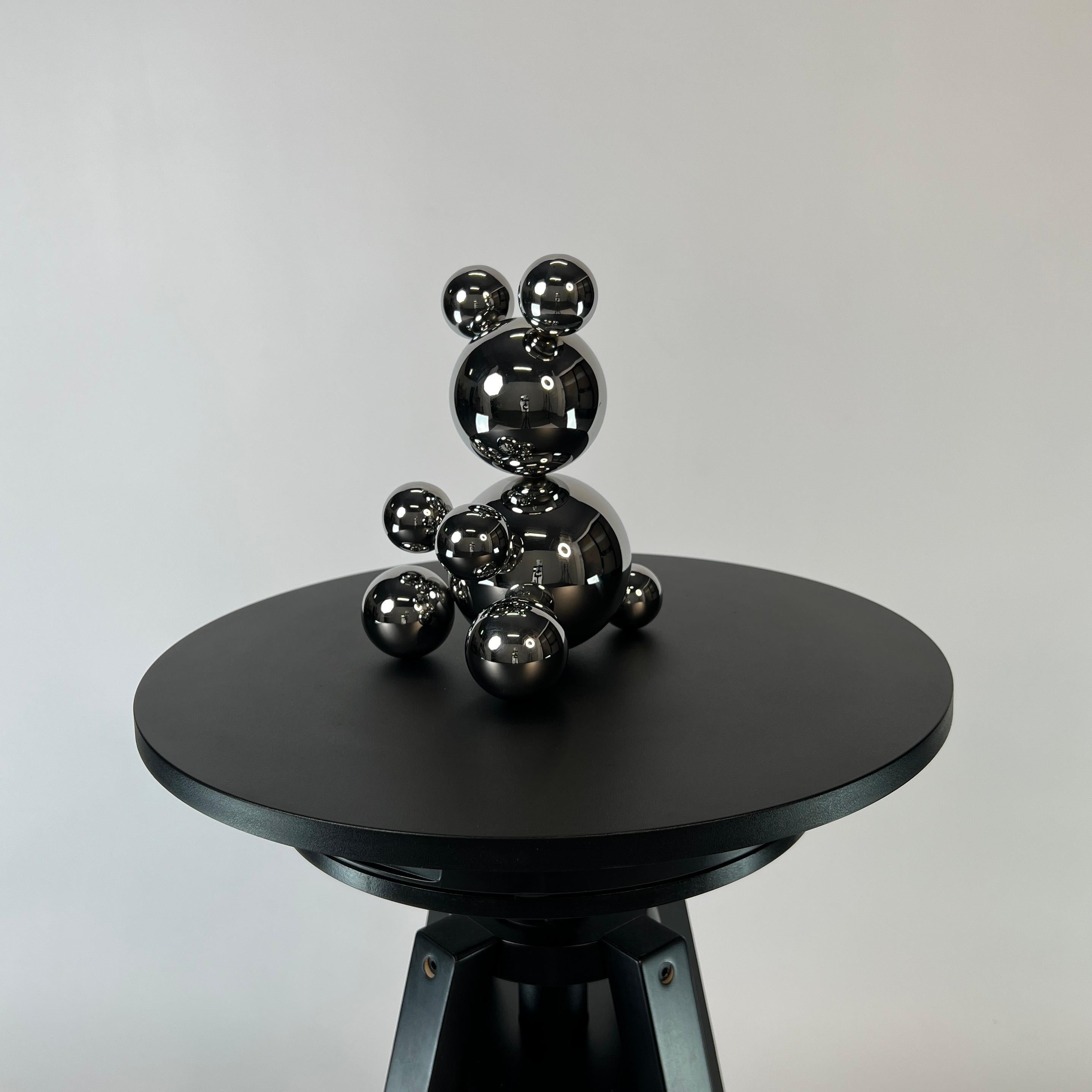 Petit ours « Thomas » sculpture minimaliste en acier inoxydable - Sculpture de IRENA TONE
