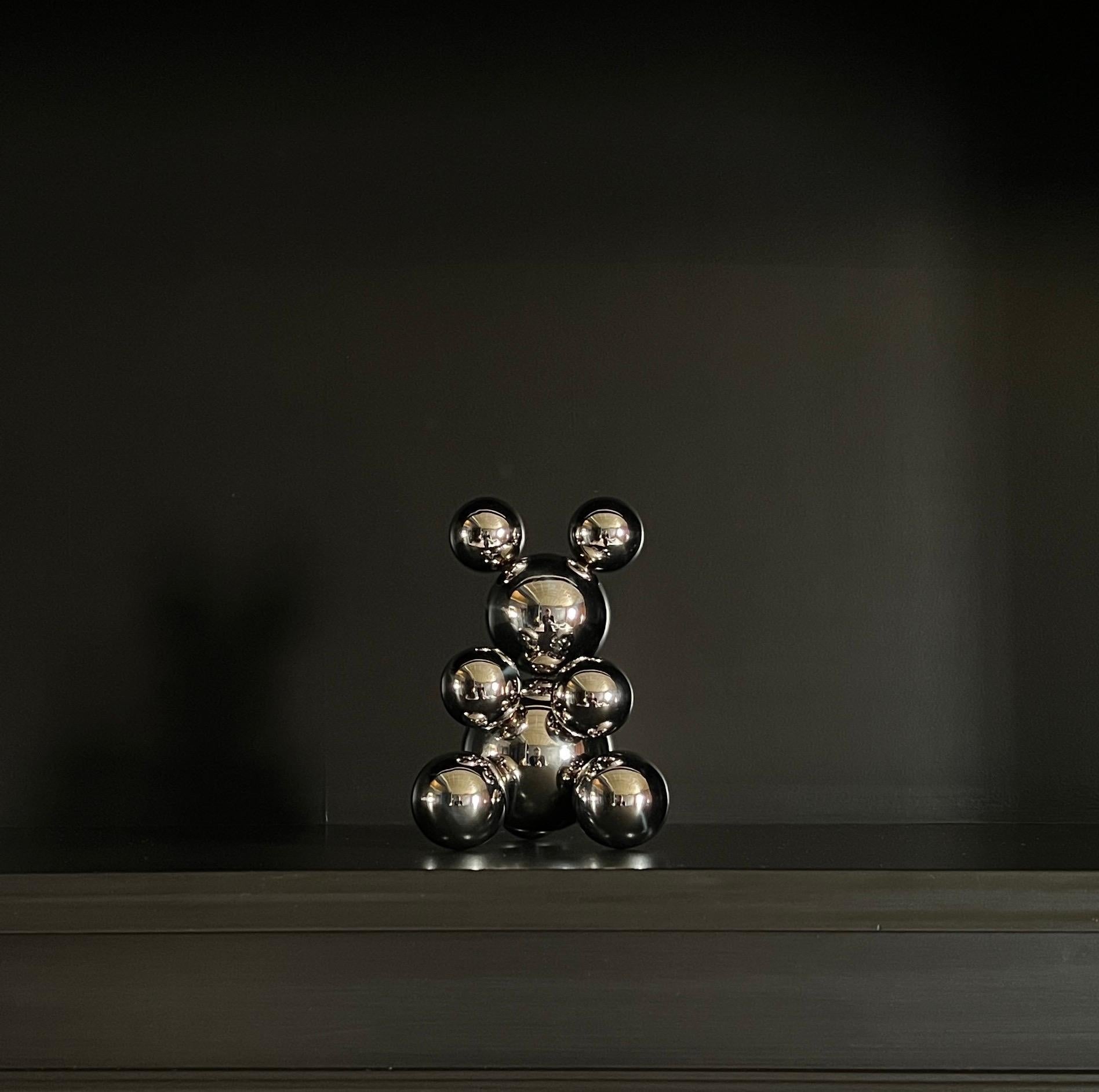 Une minuscule sculpture d'ours en acier inoxydable « Irène » minimaliste 1
