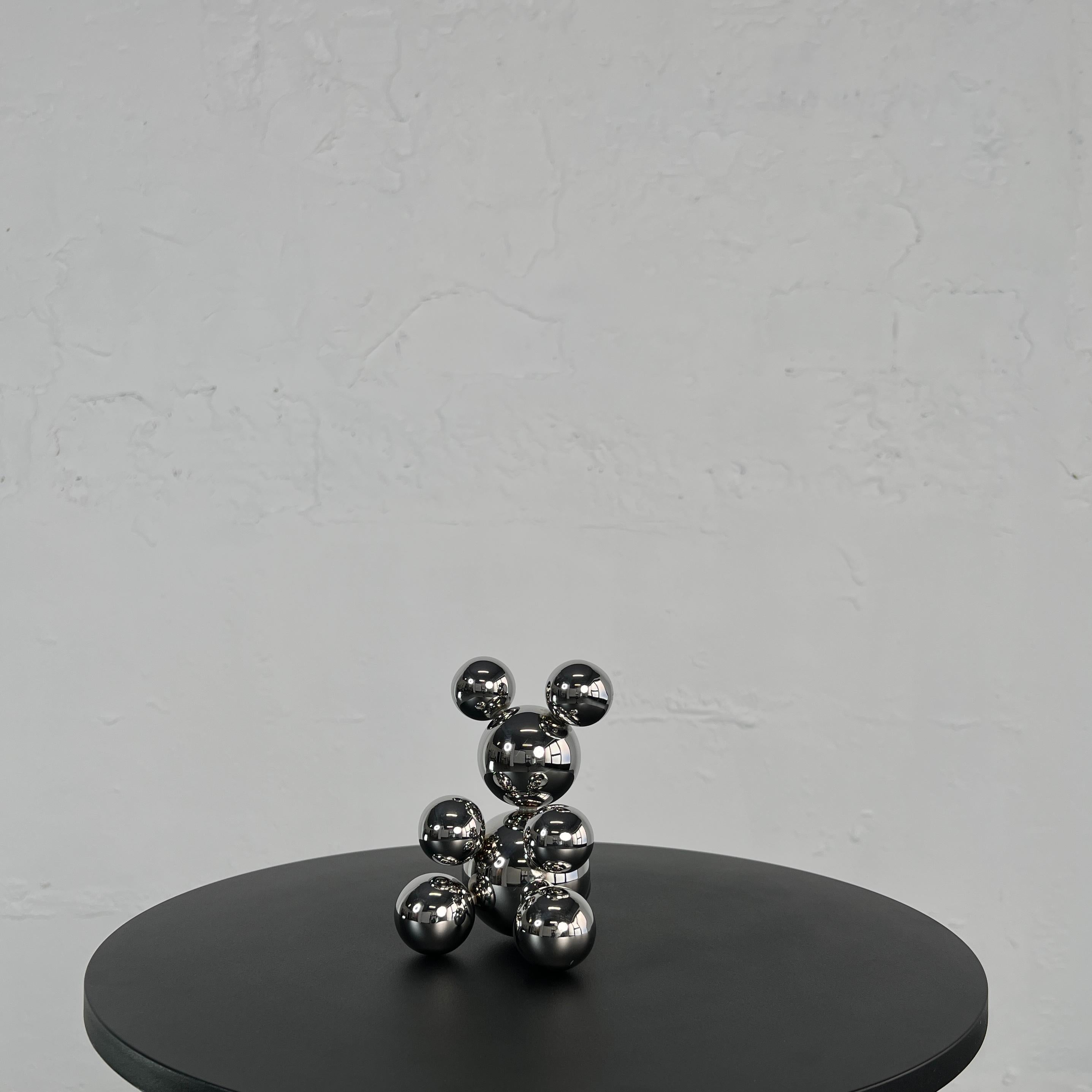 Une minuscule sculpture d'ours en acier inoxydable «icky » minimaliste