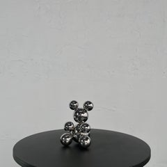 Une minuscule sculpture d'ours en acier inoxydable «icky » minimaliste