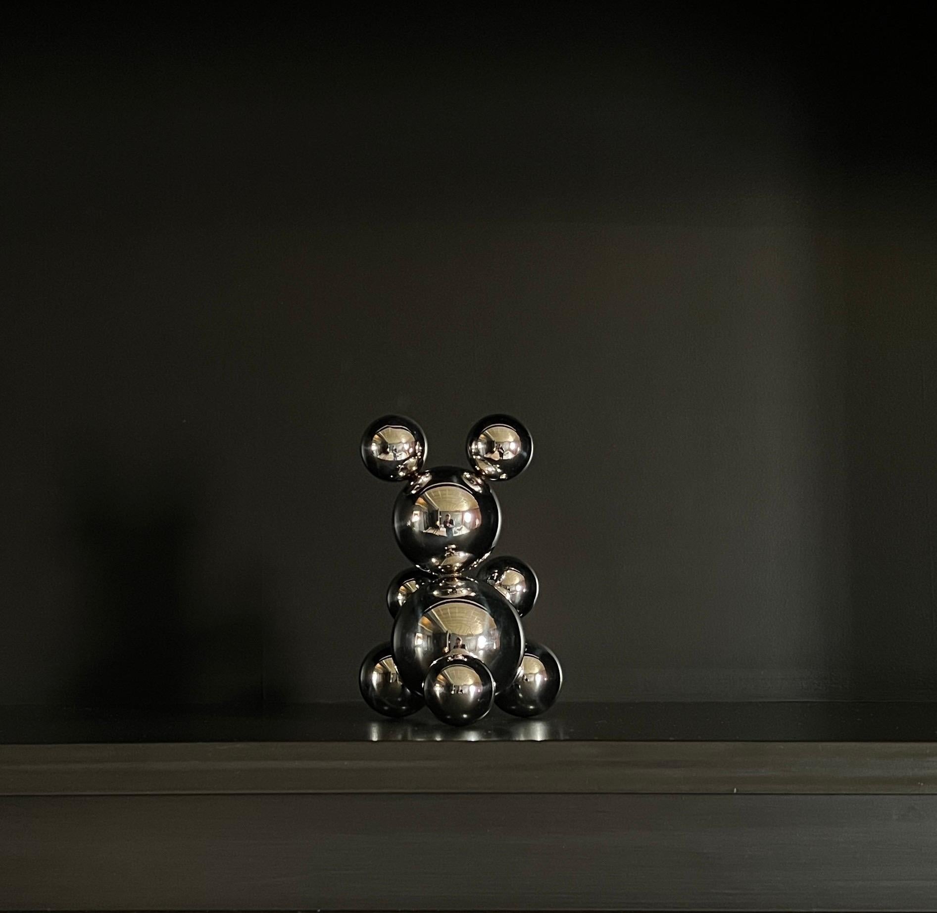Une minuscule sculpture d'ours en acier inoxydable « Tony » minimaliste 1