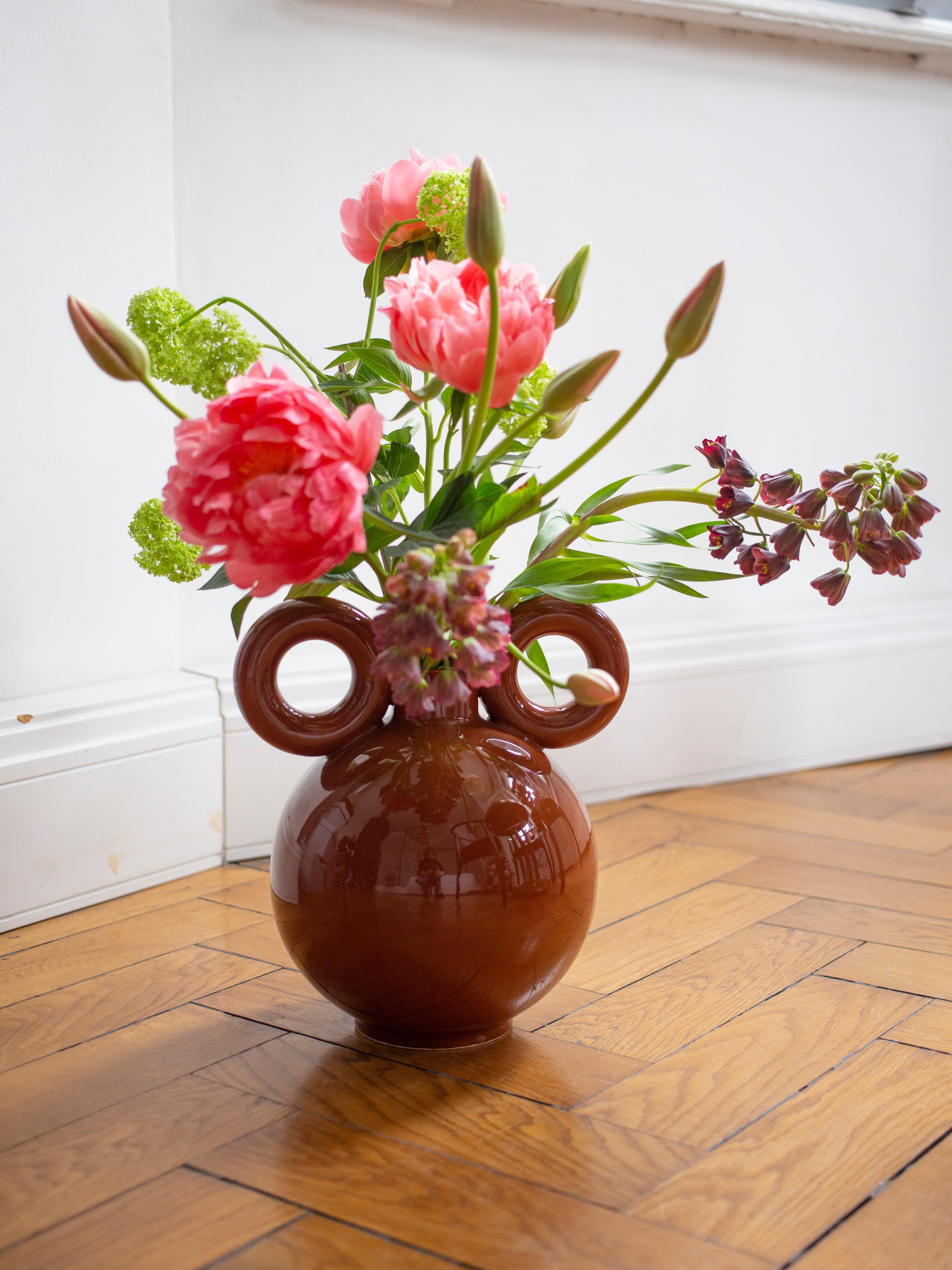 IRENA ha una forma sferica semplice e compatta con un breve collo cilindrico. Il vaso è realizzato in ceramica nobile e, nella sua forma classica e completamente funzionale, è un'aggiunta artistica al design degli interni. La collezione FORMS,