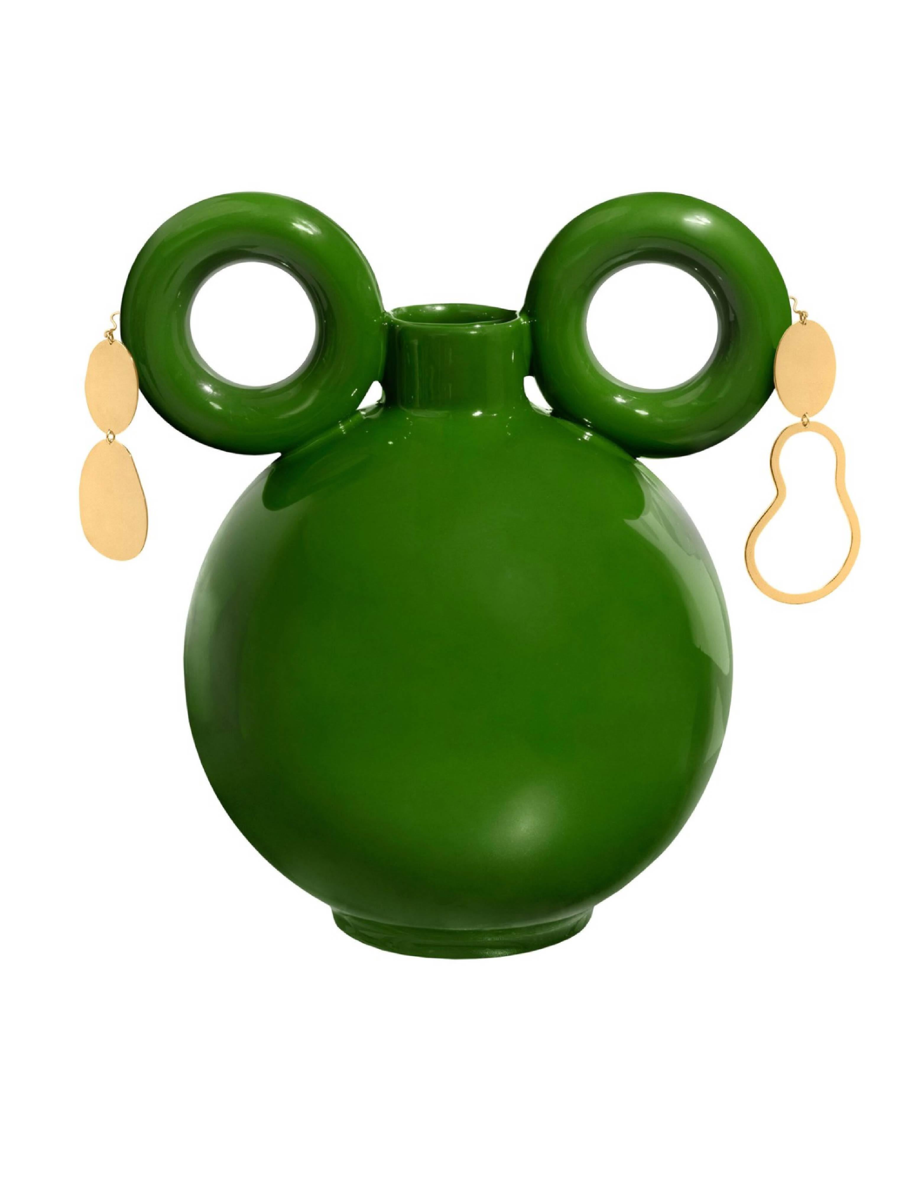 IRENA ha una forma sferica semplice e compatta con un breve collo cilindrico. Il vaso è realizzato in ceramica nobile e, nella sua forma classica e completamente funzionale, è un'aggiunta artistica al design degli interni. La collezione FORMS,