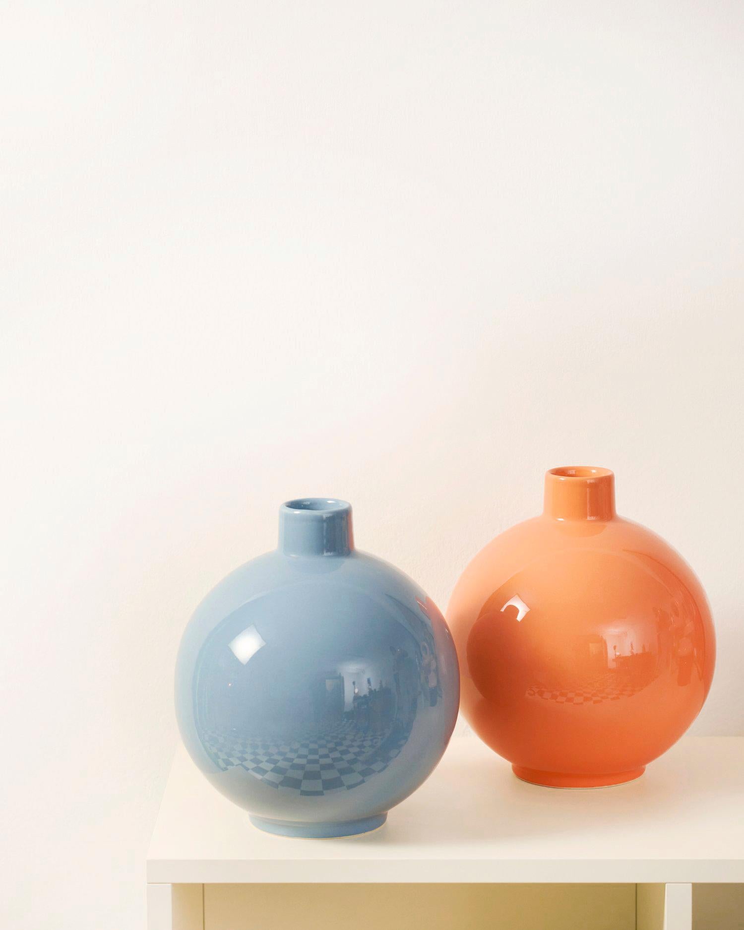 IRENA hat eine einfache, kompakte, kugelförmige Form mit einem kurzen zylindrischen Hals. Die Vase besteht aus edler Keramik und ist in ihrer klassischen und voll funktionsfähigen Form eine künstlerische Ergänzung der Inneneinrichtung. 