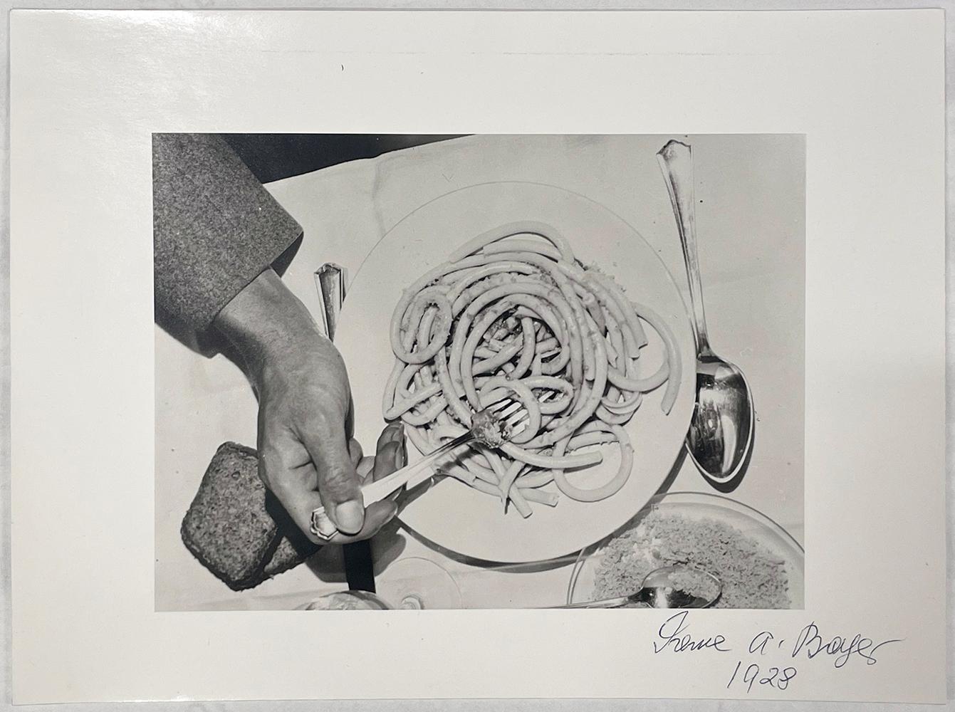 Macarrones, de la cartera Bauhaus I - Photograph Moderno de Irene Bayer