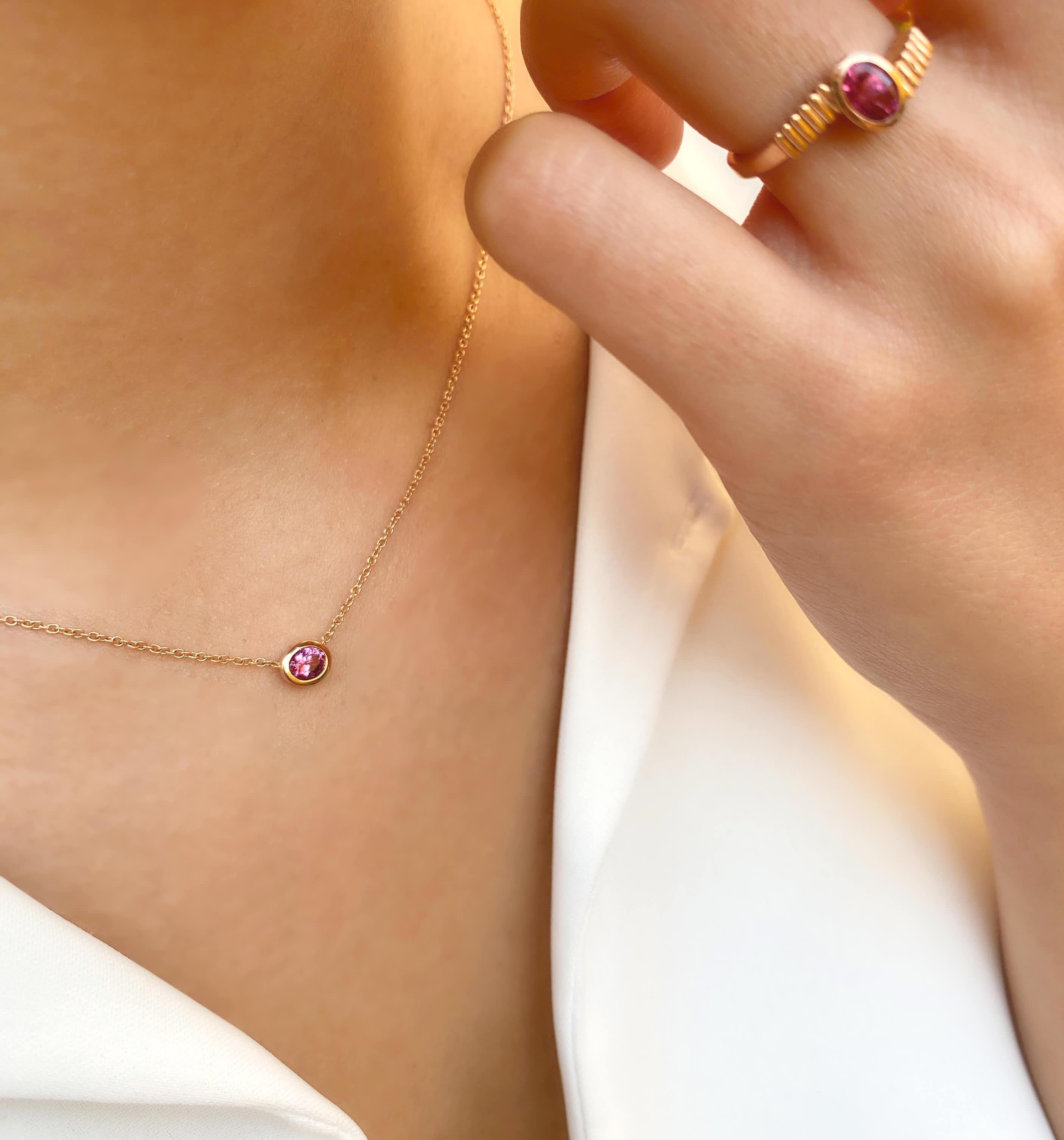 •	18 Karat Recycled Gold 
•	42 cm chain with an extension
��•	Pink sapphire 6×5 mm oval cut
•	Available in Rose Gold
•	Origin: Ceylon mine, Sri Lanka
•	Hand-made in Spain
•	Bespoke: Yellow, White and Rose Gold
•	Bespoke take 3-4 weeks to handcraft and