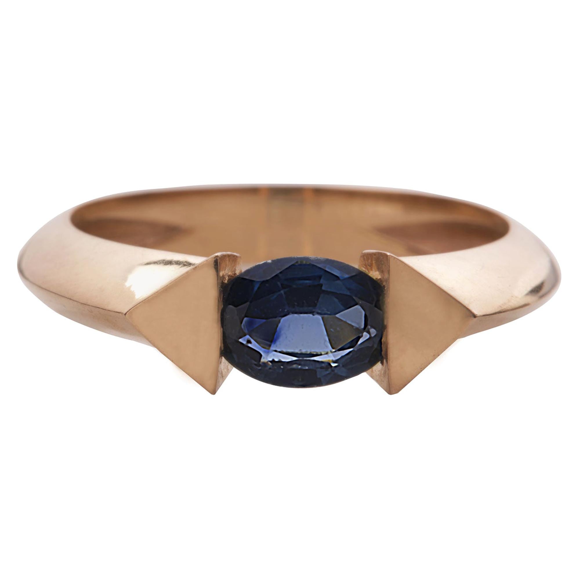 18 Karat Rose Gold 0.70 Carat Blue Sapphire Oval Cut Stacking Ring For Sale