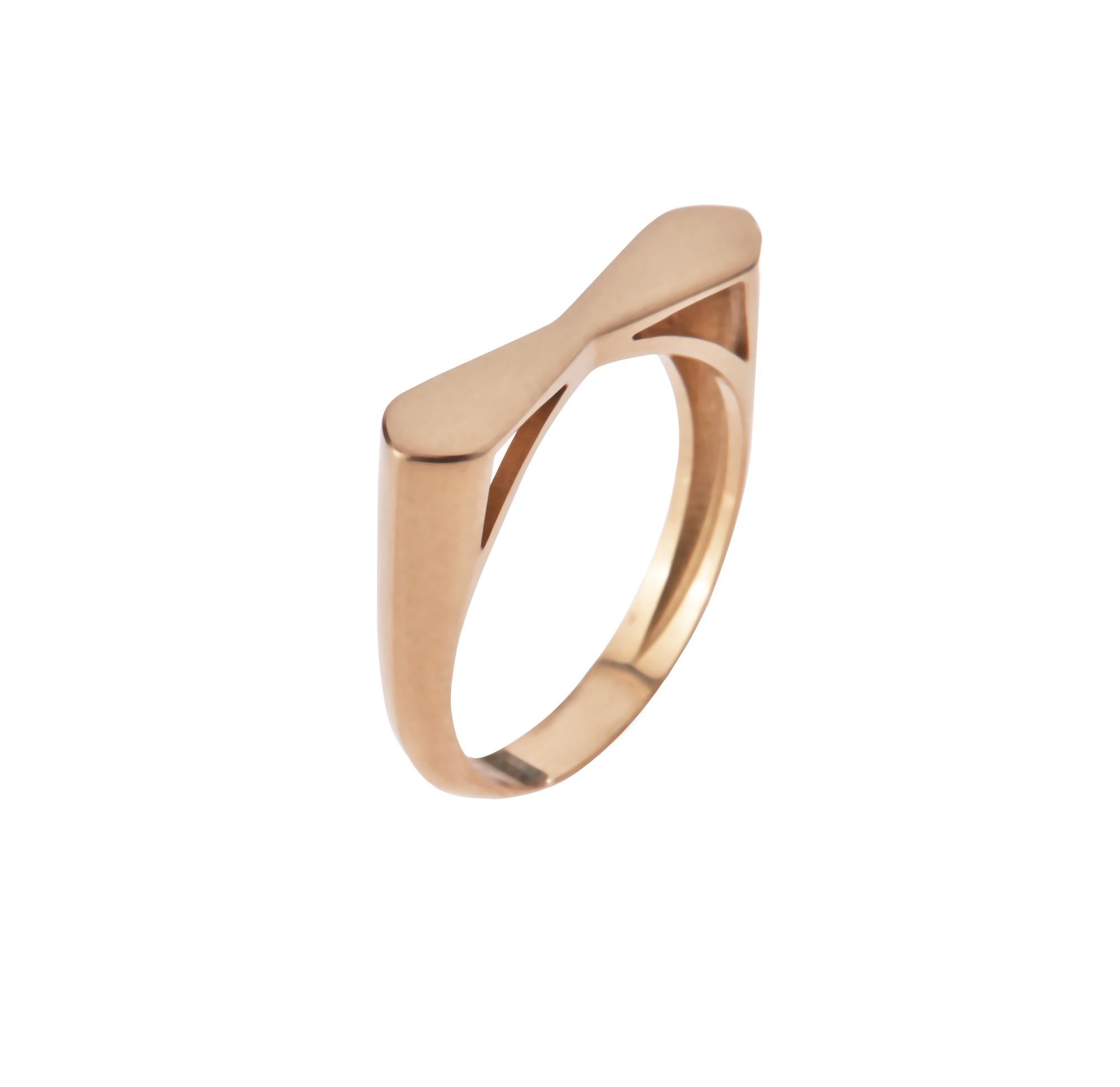 Comfy ring to combine with their Bracelet. Inspired by the figure of a tie. 
•	18 Karat Recycled Rose Gold 
•	Weight: approx. 4 gr gold
•	Hand-made in Spain
•	Bespoke: Yellow, White and Rose Gold
•	Bespoke take 3-4 weeks to handcraft and don´t
