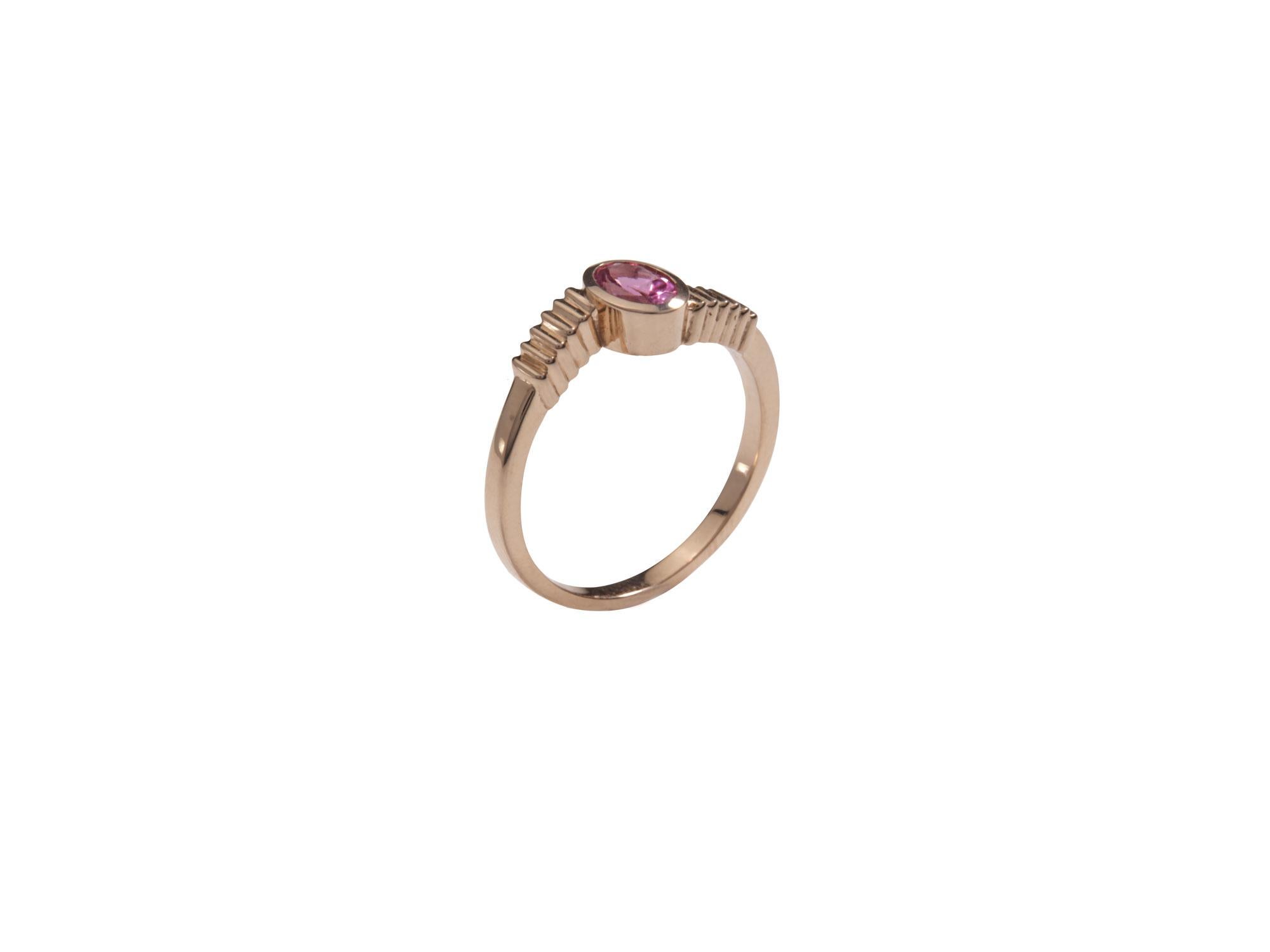18 Karat Rose Gold with 0.50 Carat Pink Sapphire in Oval Cut Stacking Ring For Sale 2