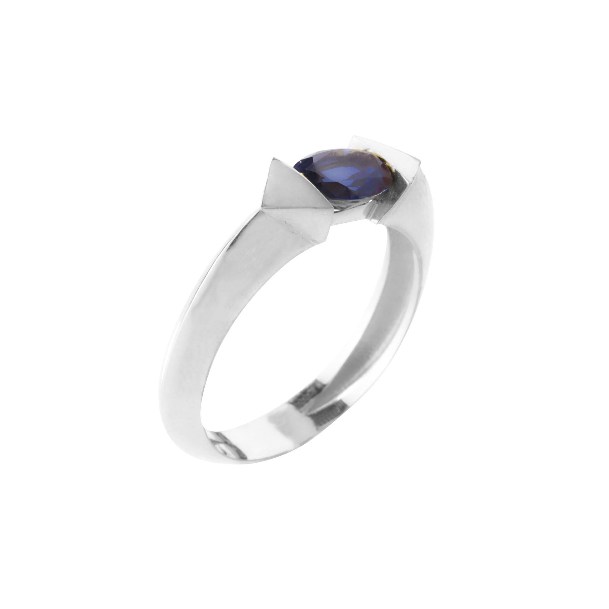 18 Karat White Gold 0.70 Carat Blue Sapphire Oval Cut Stacking Ring For Sale 4
