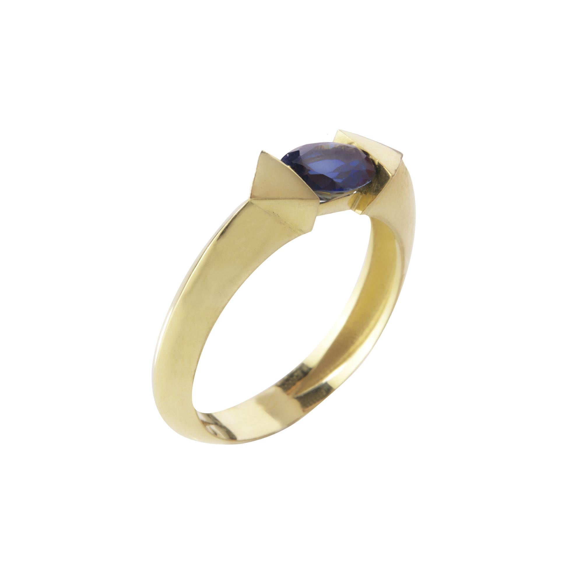 18 Karat Recycled Yellow Gold 0.70 Carat Blue Sapphire Oval Cut Stacking Ring For Sale 3