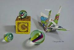 „Echoes of Childhood“ von Irene Georgopoulou, Stillleben mit Marmor und Origami
