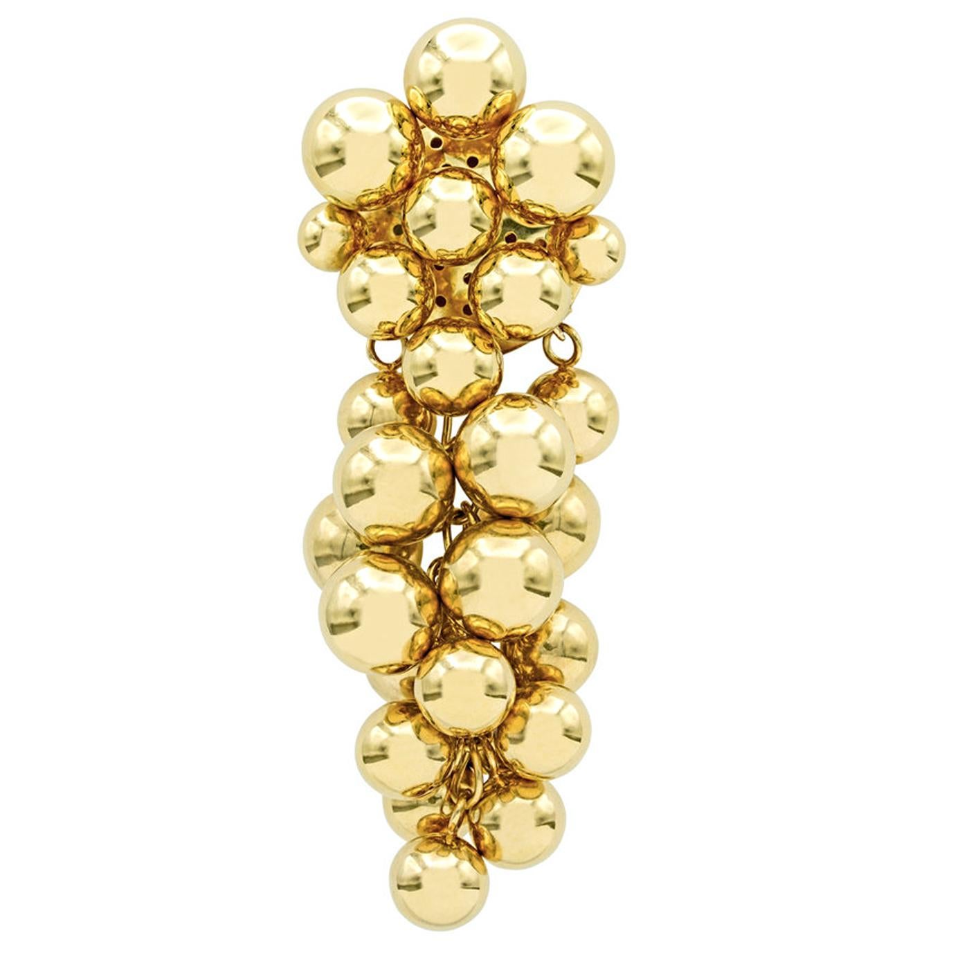 Die exquisiten Goldtrauben-Ohrringe von Irene Lummertz Jewelry sind ein elegantes Schmuckstück, das Kunstfertigkeit mit luxuriösen Materialien verbindet. Diese Ohrringe sind von Weintrauben inspiriert und bestehen aus einer skulpturalen Gruppierung