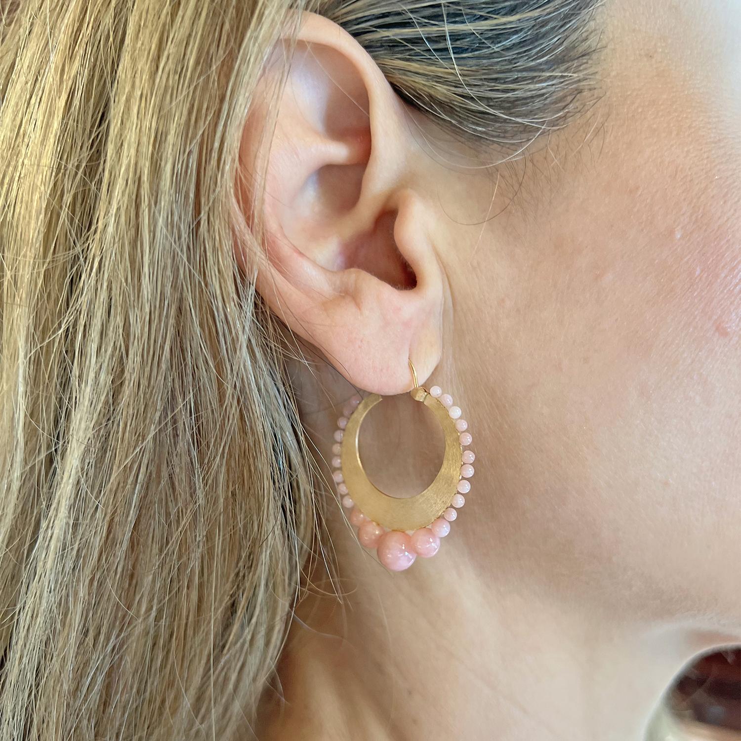 Irene Neuwirth Ohrringe aus 18 Karat Roségold mit rosa Opal (Perle)