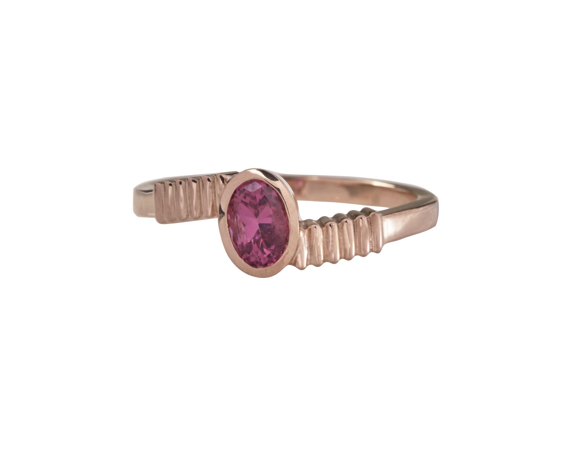18 Karat Gold with 1 Carat Pink and Blue Sapphire in Oval Cut Stacking Ring Set For Sale 2