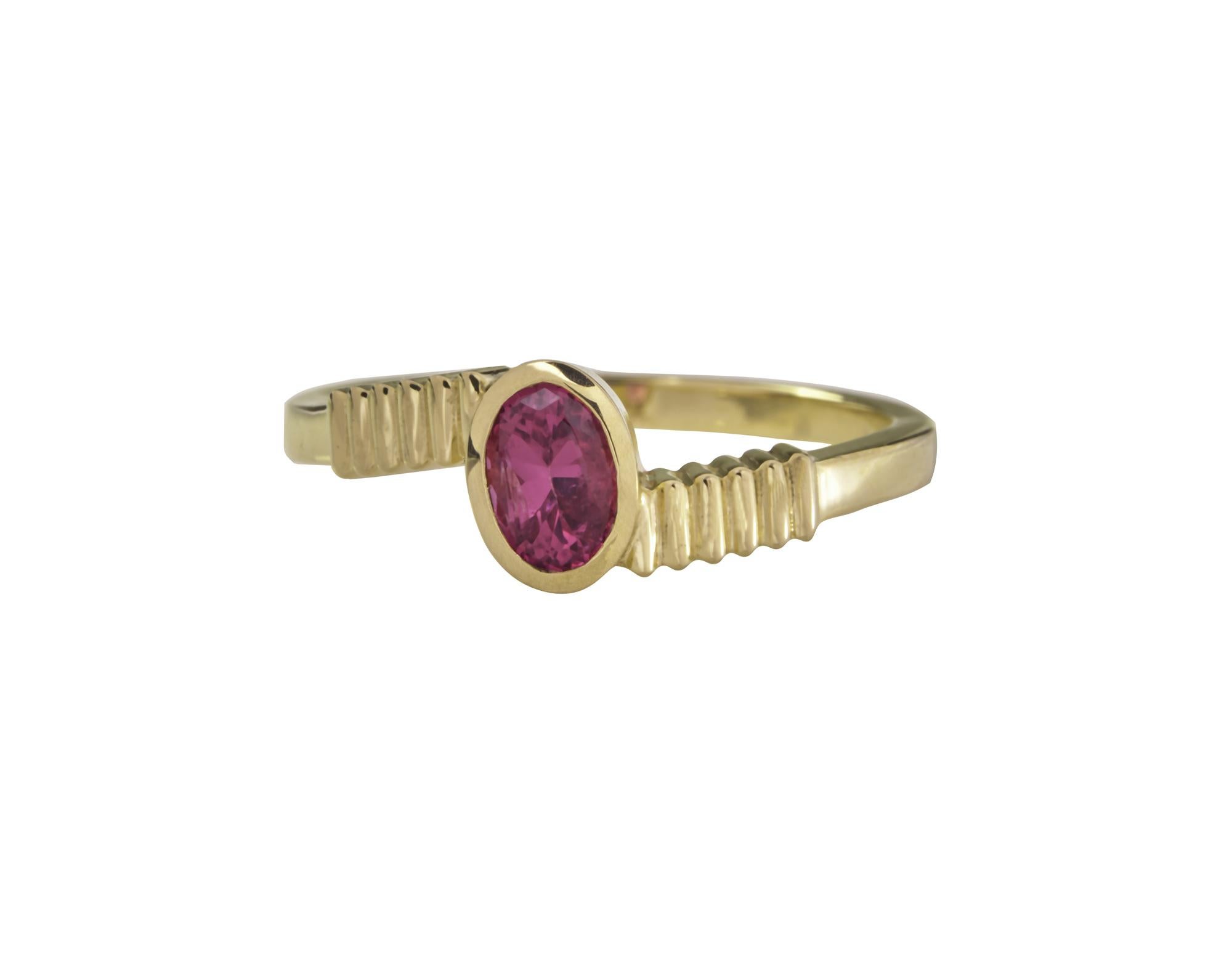 18 Karat Gold with 1 Carat Pink and Blue Sapphire in Oval Cut Stacking Ring Set For Sale 3