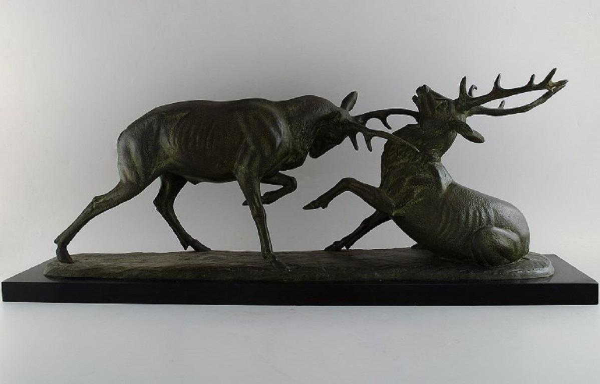 Irénée Rochard (1906-1984), France. Colossal sculpture in patinated bronze on a marble base. Fighting deer. Mid-20th century.
Measures: 75 x 28.5 x 17.5 cm.
In excellent condition.
Signed.
A sculpture by Irénée Rochard was sold for $ 19,268 at