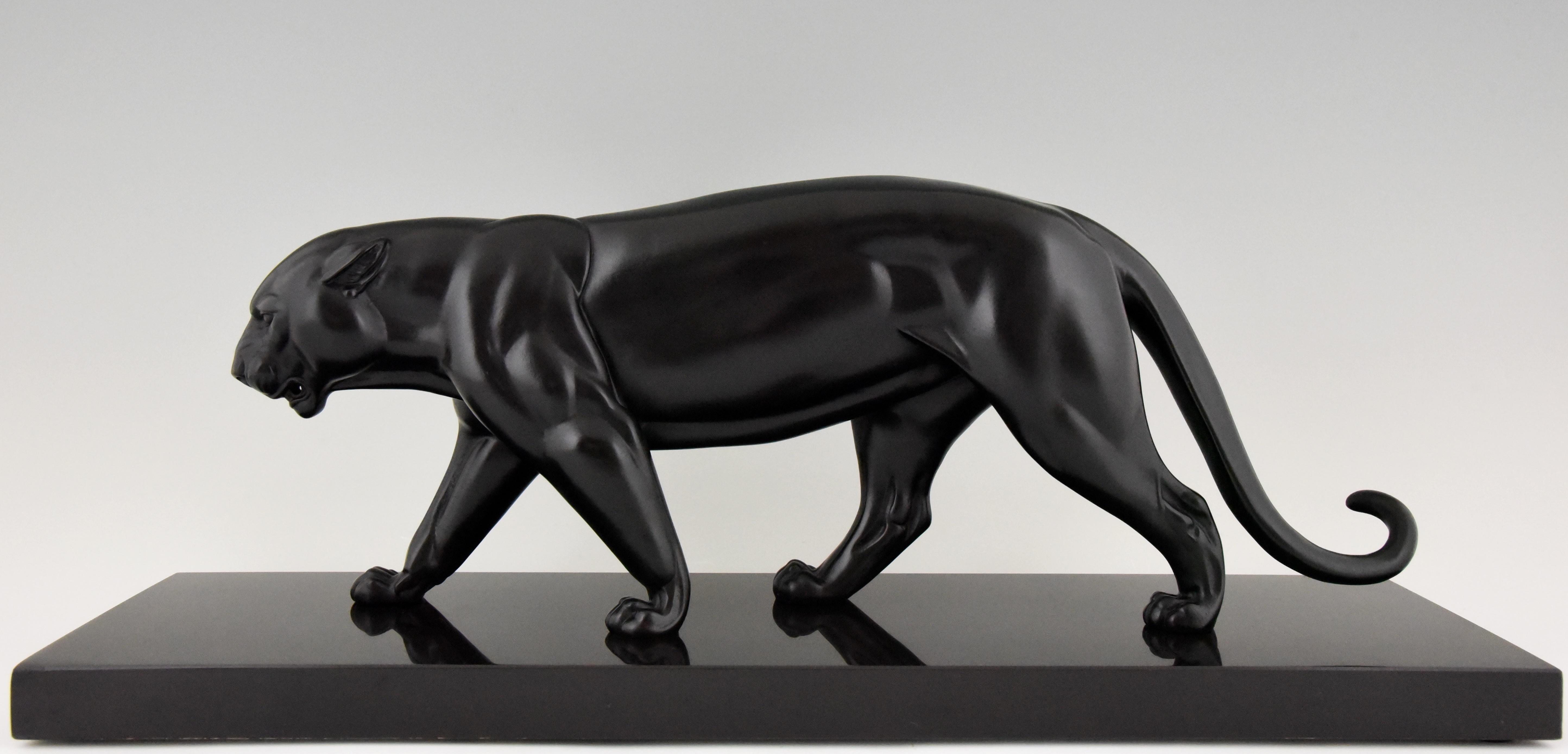 Stylish Art Deco sculpture of a walking black panther by the well know sculptor Irenee Rochard. The Art metal sculpture is signed by the artist on the Belgian Black marble base, France, circa 1930.
11.5 KG.