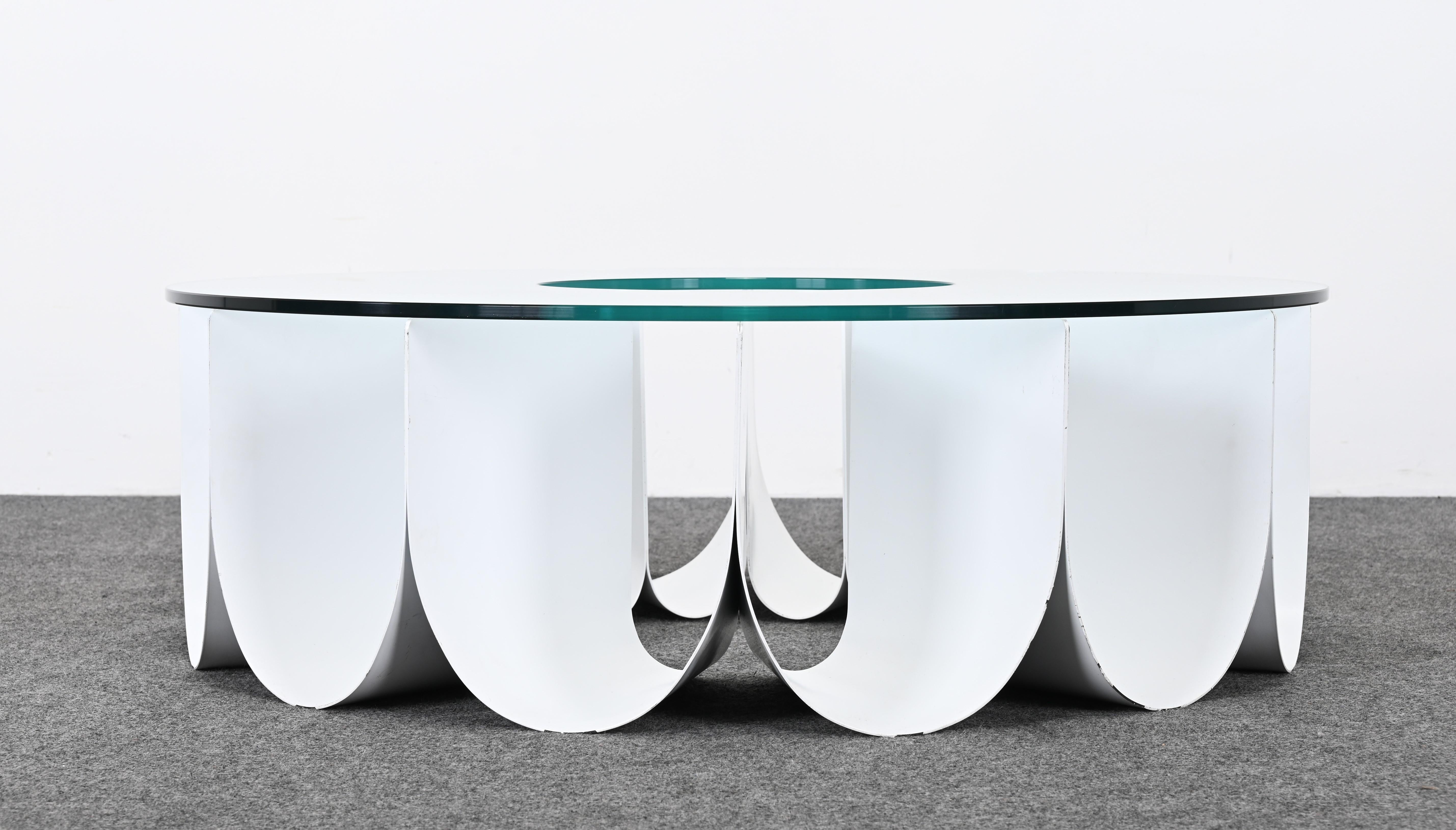 Le designer industriel Alessandro Busana a conçu cette table à cocktail ou table basse 