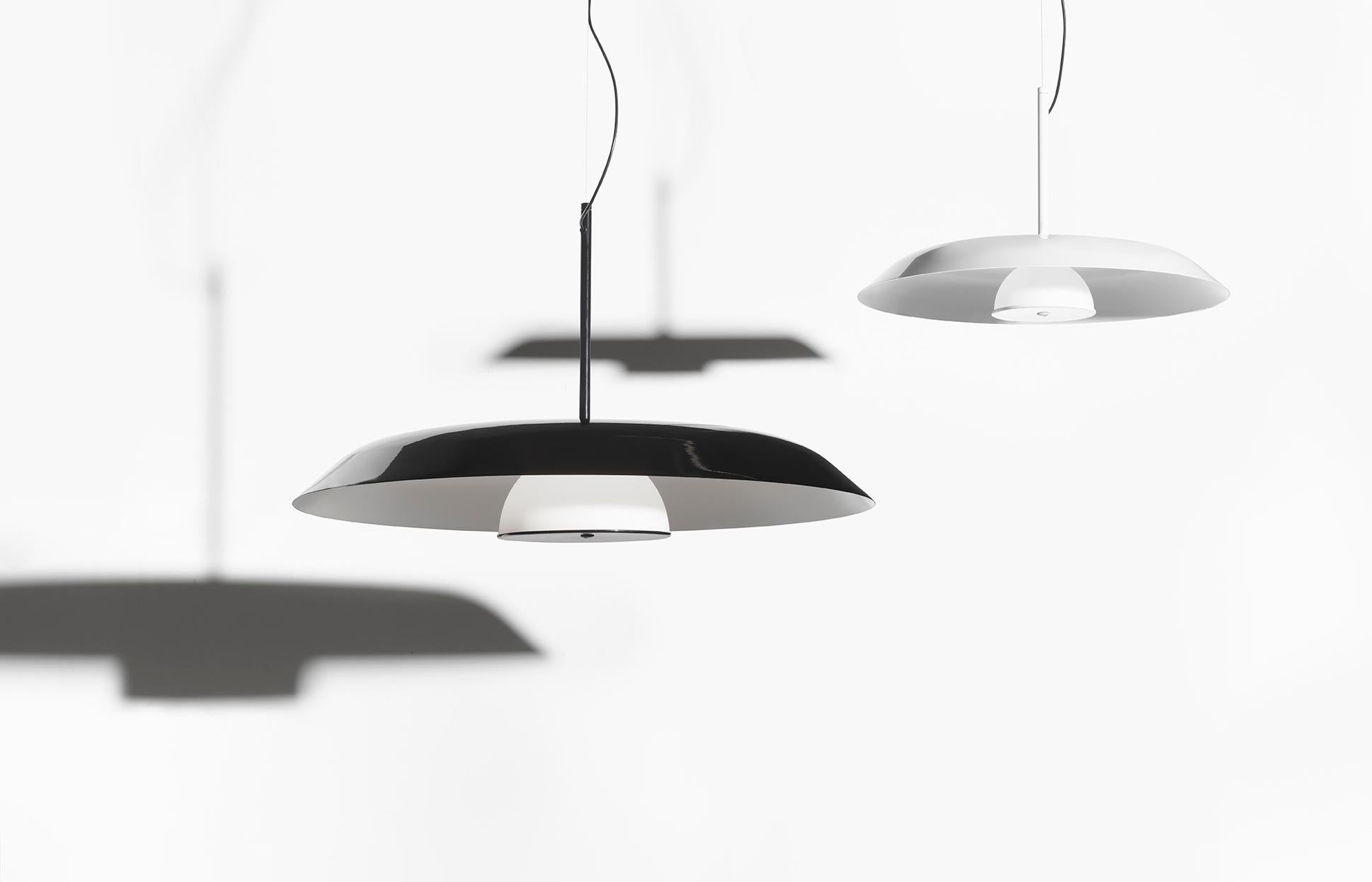 Luz cálida y difusa y una silueta de perfil bajo. Iride reinterpreta la forma arquetípica de la iluminación de cúpula con un sesgo contemporáneo. Dos propuestas de suspensión con dimensiones diferentes para un efecto luminoso refinado e intencionado