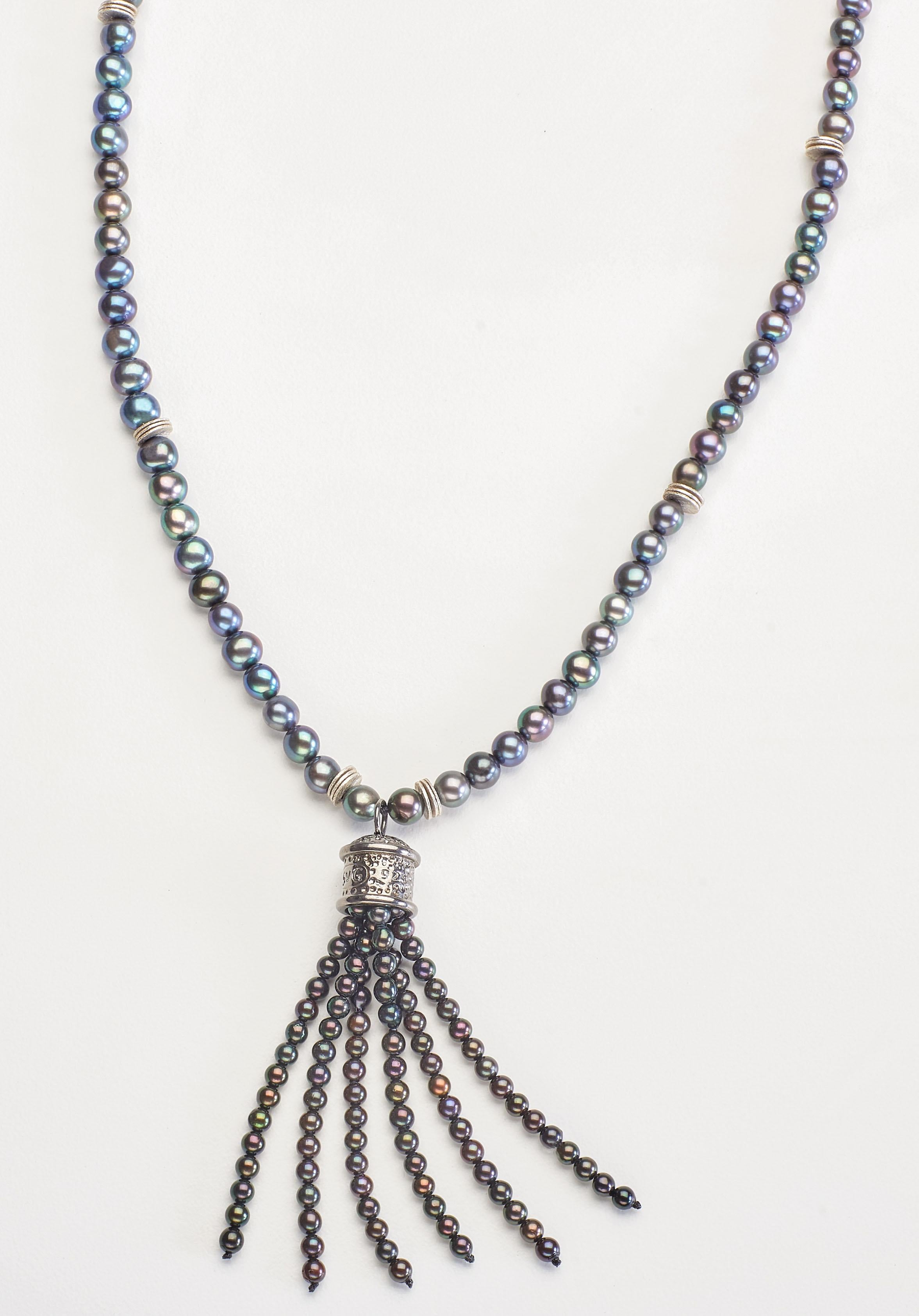 Halskette mit Quastenanhänger aus Sterlingsilber mit schillernden Perlen  (Kunsthandwerker*in) im Angebot