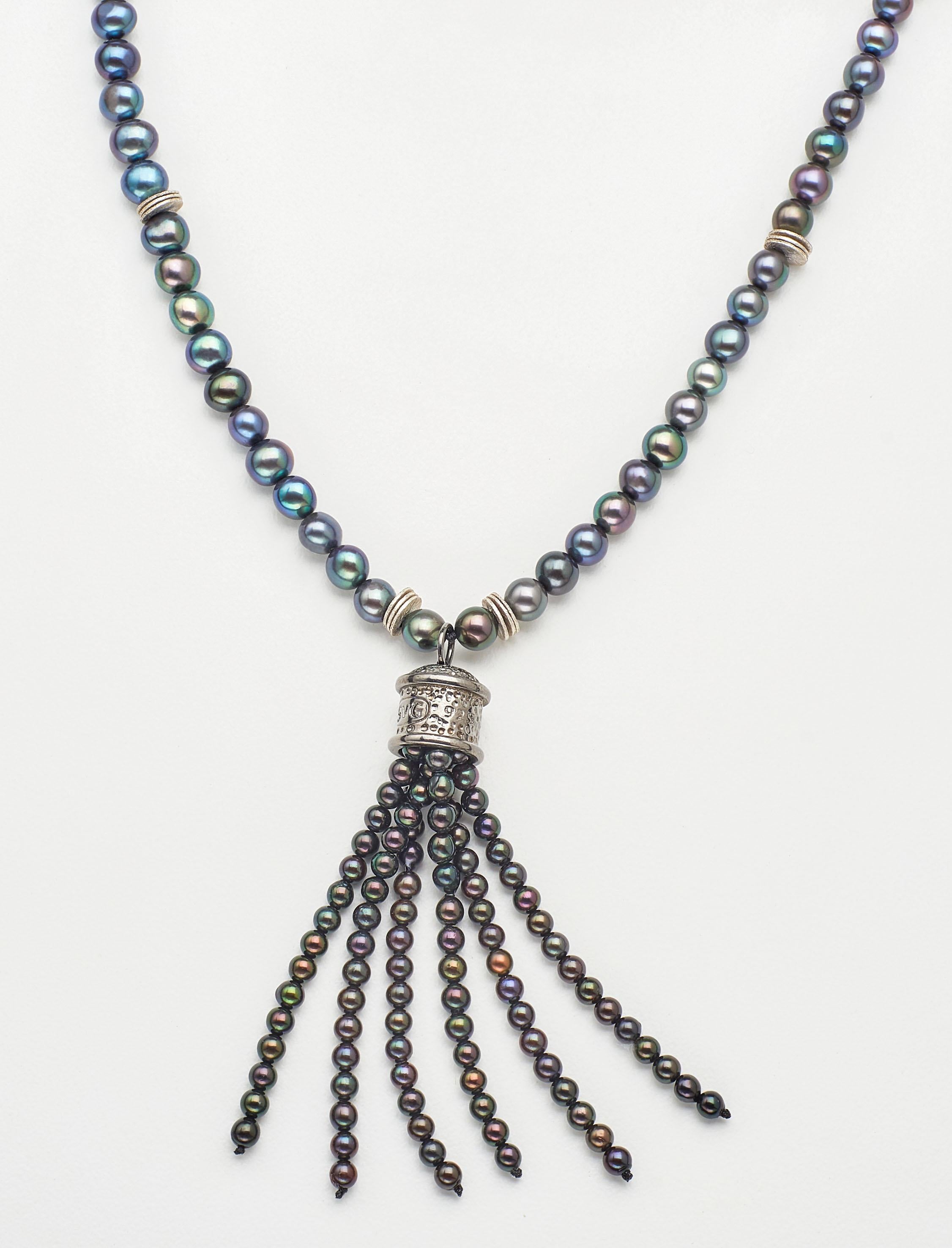 Halskette mit Quastenanhänger aus Sterlingsilber mit schillernden Perlen  (Rundschliff) im Angebot