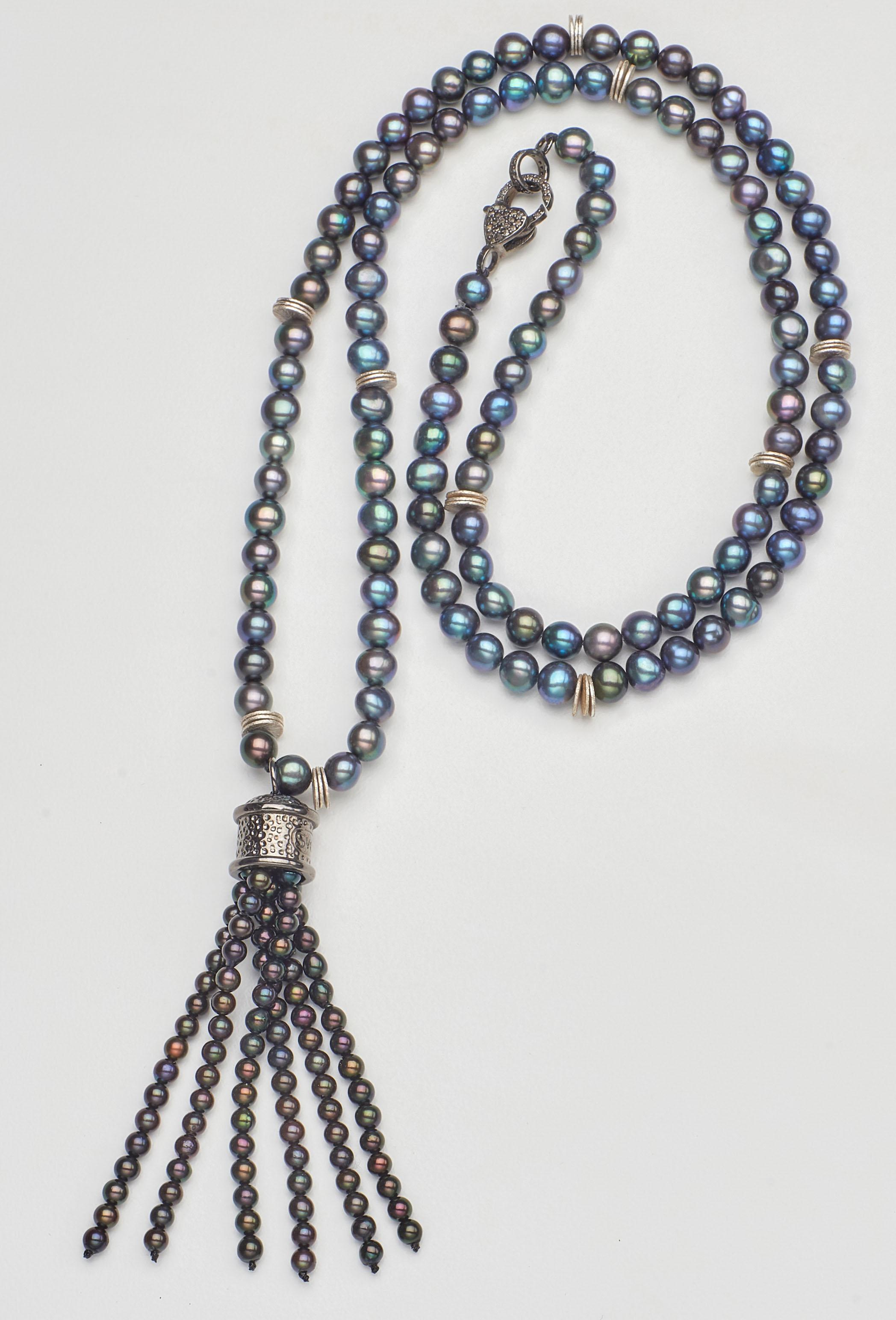 Halskette mit Quastenanhänger aus Sterlingsilber mit schillernden Perlen  Damen im Angebot