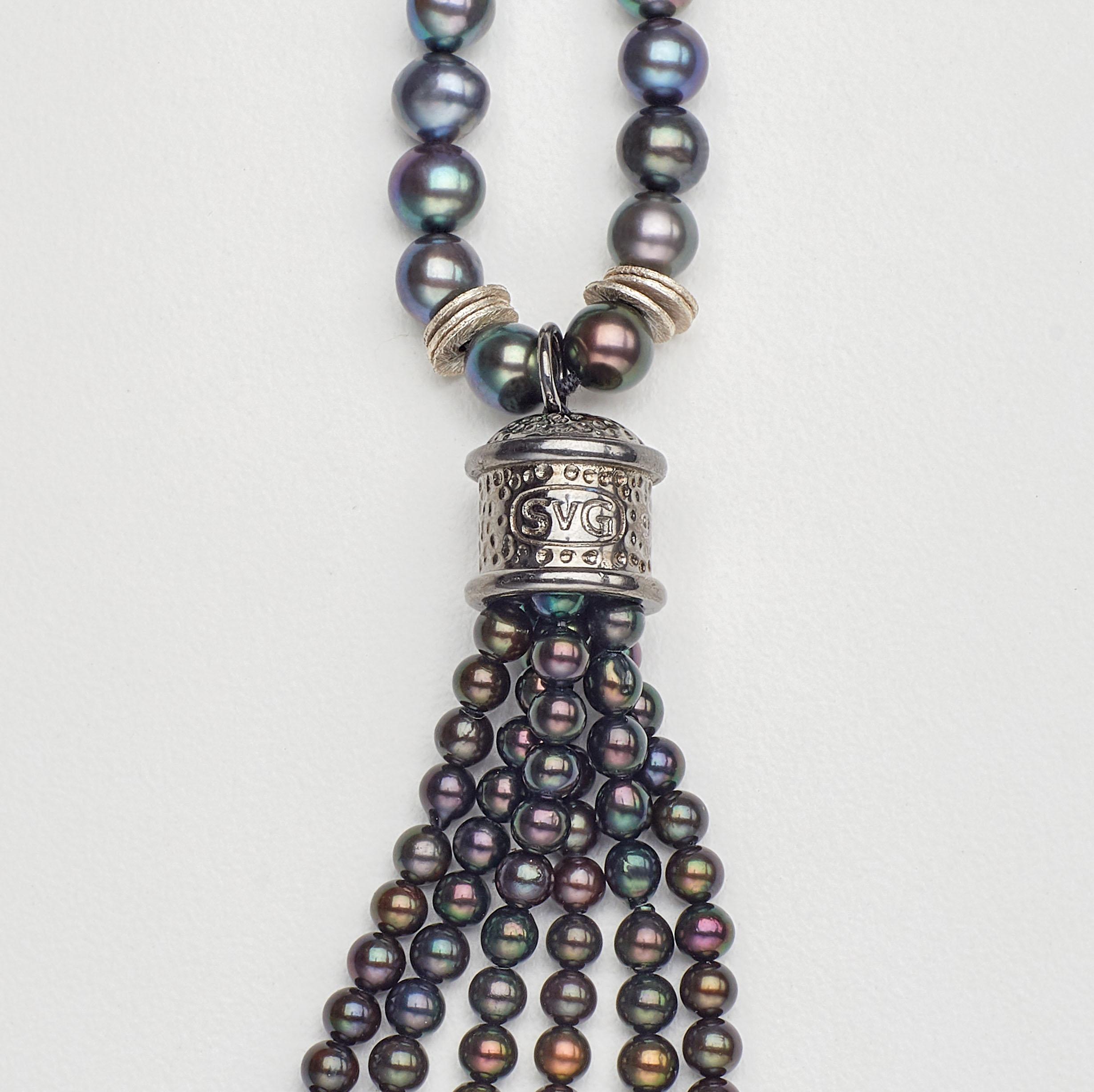 Halskette mit Quastenanhänger aus Sterlingsilber mit schillernden Perlen  im Angebot 1