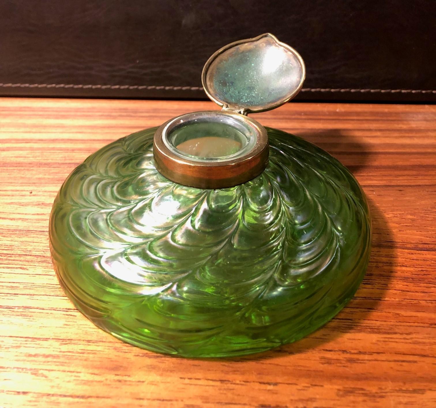 Tchèque Encrier en verre d'art irisé Art nouveau en vente