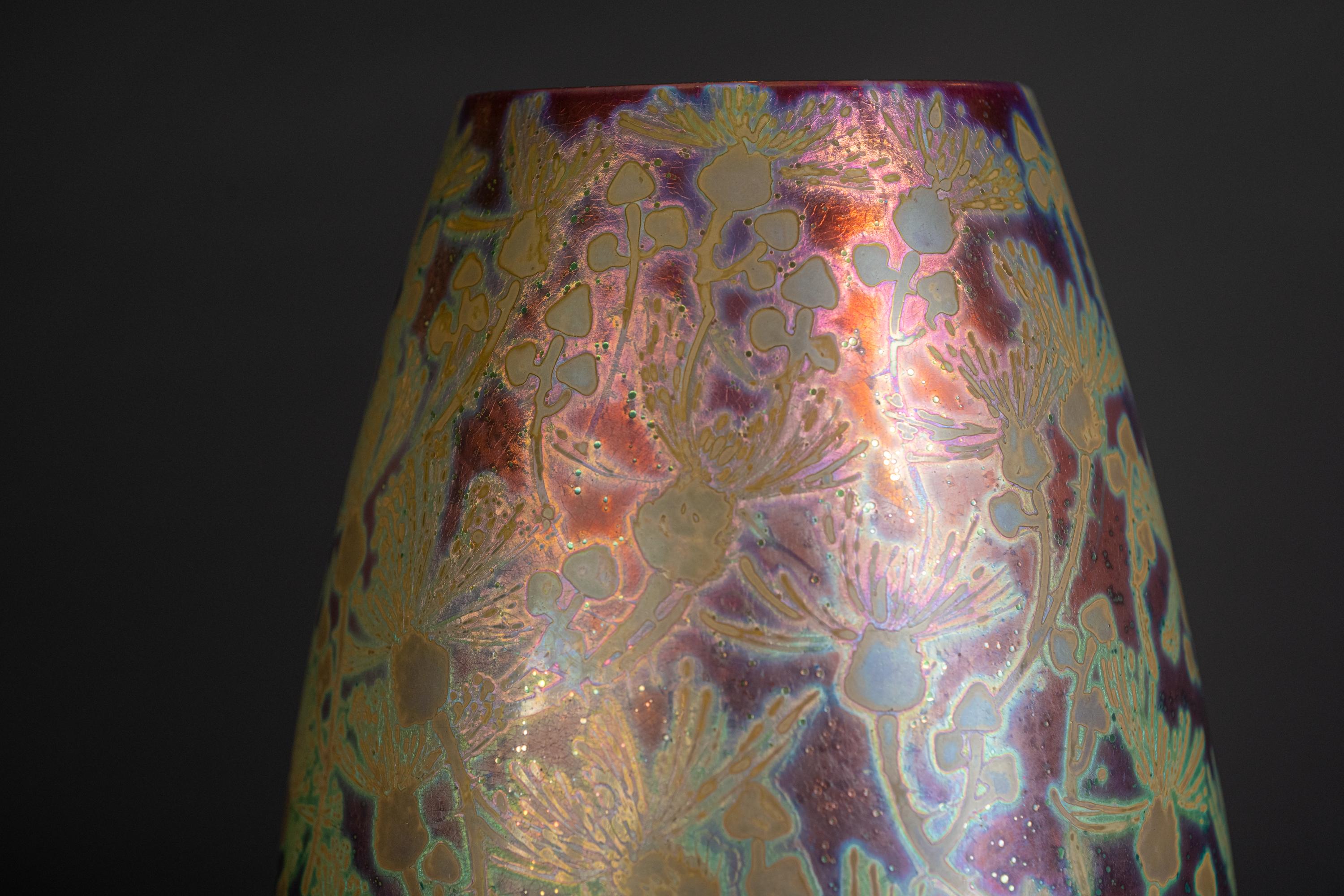 Vernissé Vase Art nouveau, fleurs d'automne iridescentes de Clement Massier en vente
