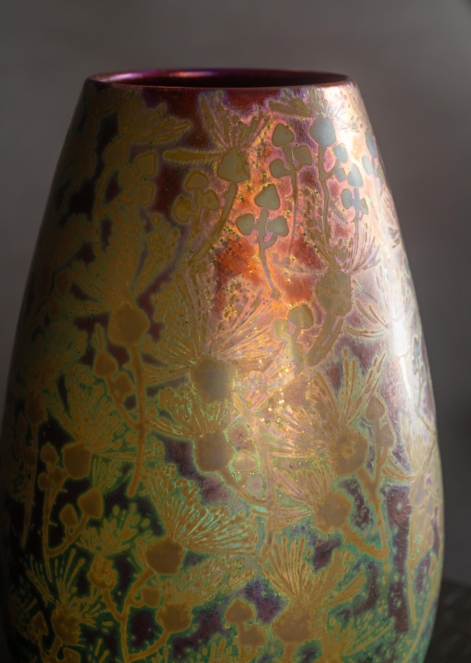 Vase Art nouveau, fleurs d'automne iridescentes de Clement Massier Bon état - En vente à Chicago, US