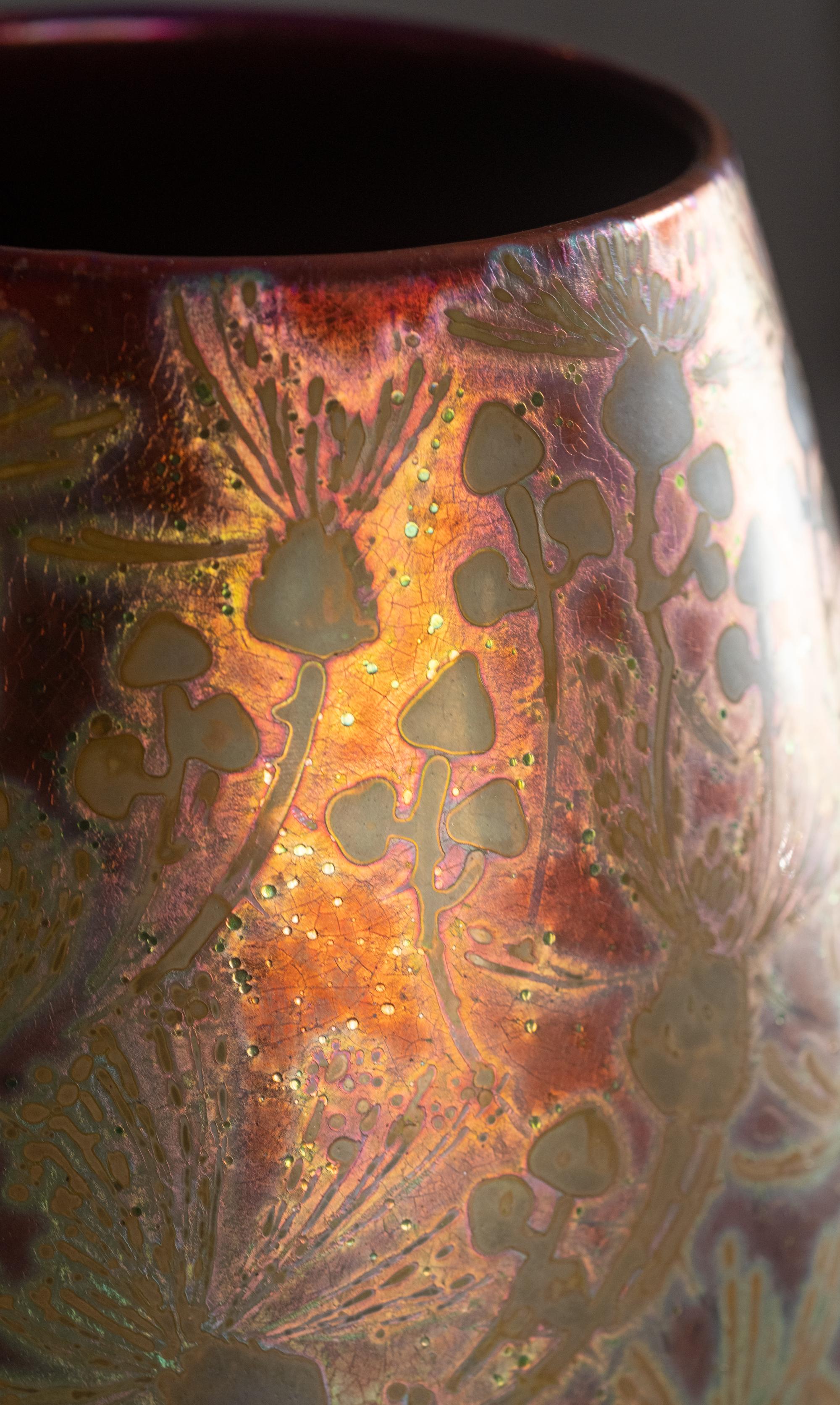 Début du 20ème siècle Vase Art nouveau, fleurs d'automne iridescentes de Clement Massier en vente