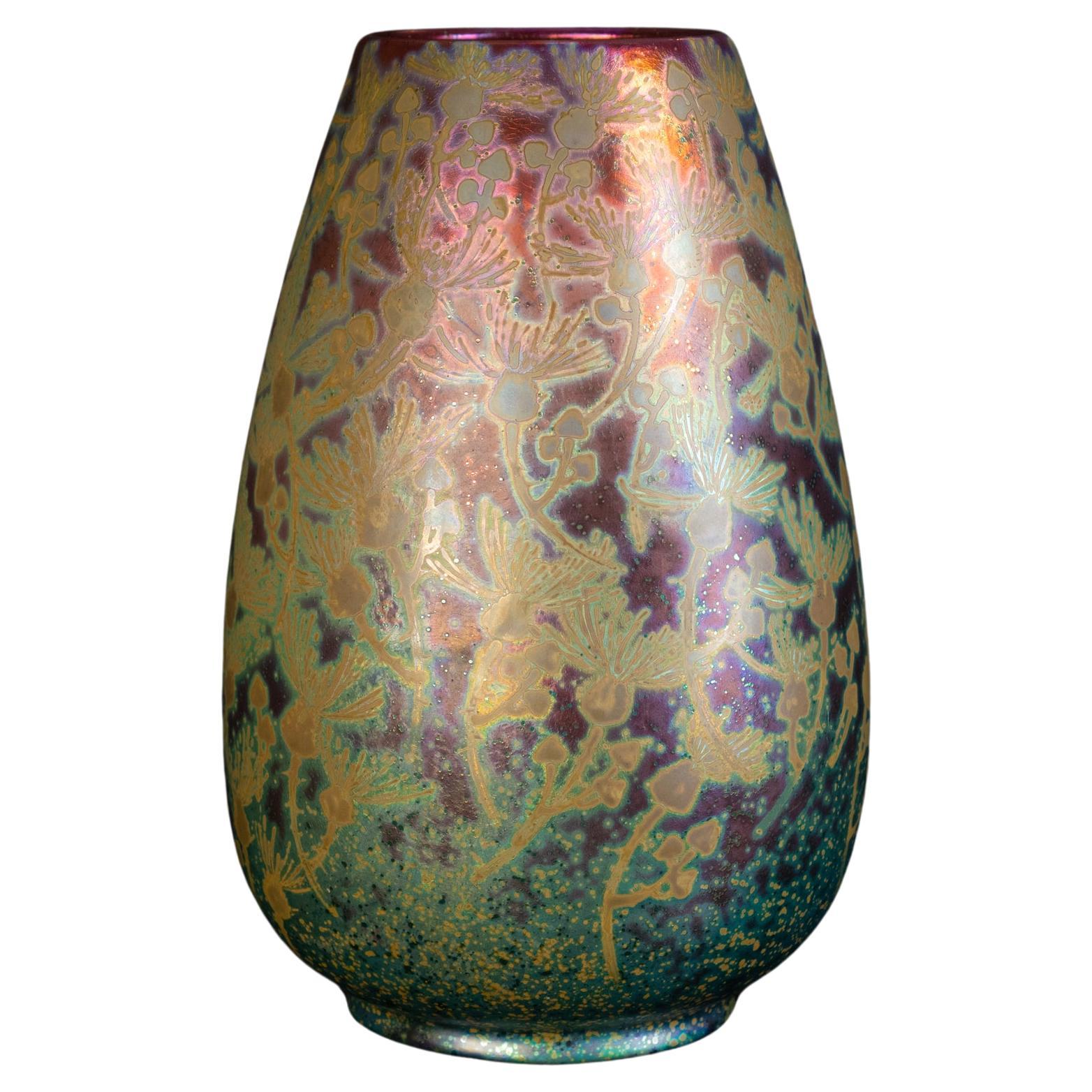 Schillernde Jugendstil-Blumenvase mit Herbstblumen von Clement Massier im Angebot