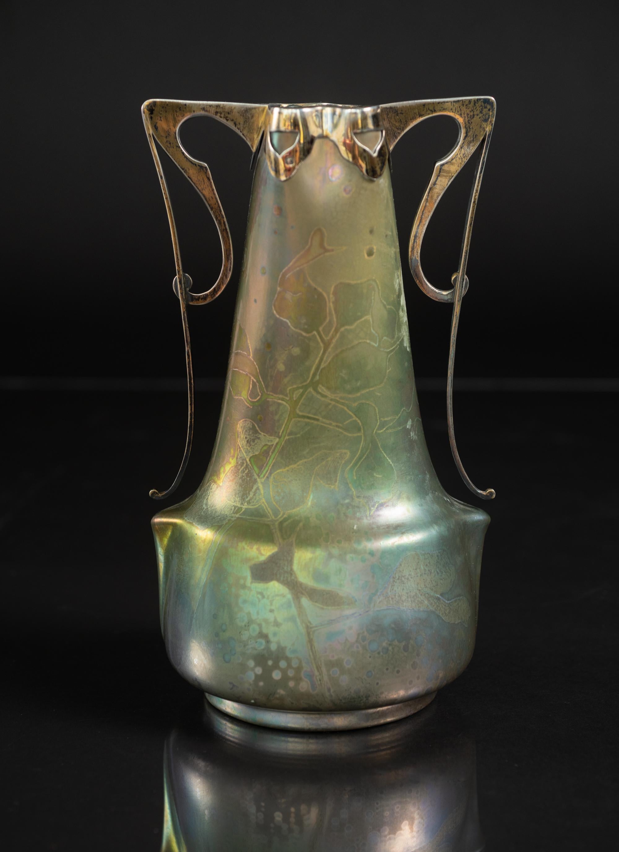 Smaltato Vaso iridescente in stile Art Nouveau con montatura in argento di Clement Massier in vendita