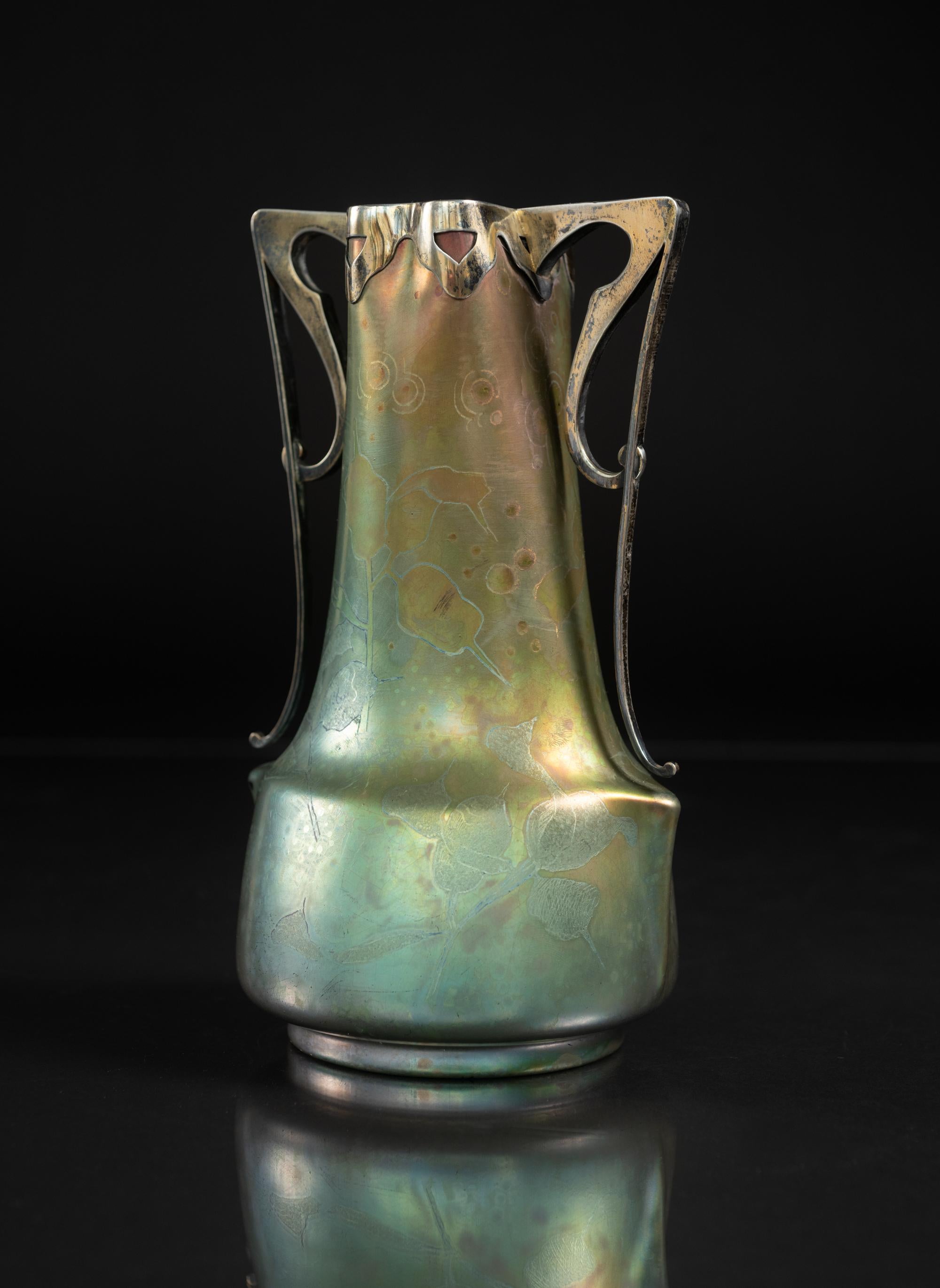 Inizio XX secolo Vaso iridescente in stile Art Nouveau con montatura in argento di Clement Massier in vendita