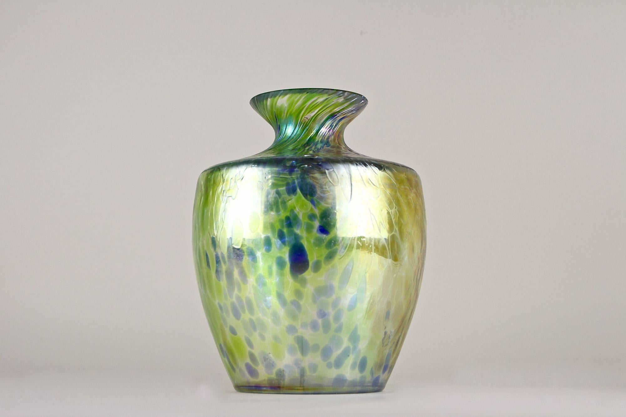 Iridescent Art Nouveau Glass Vase Attributed To Fritz Heckert, Bohemia ca. 1905 For Sale 4