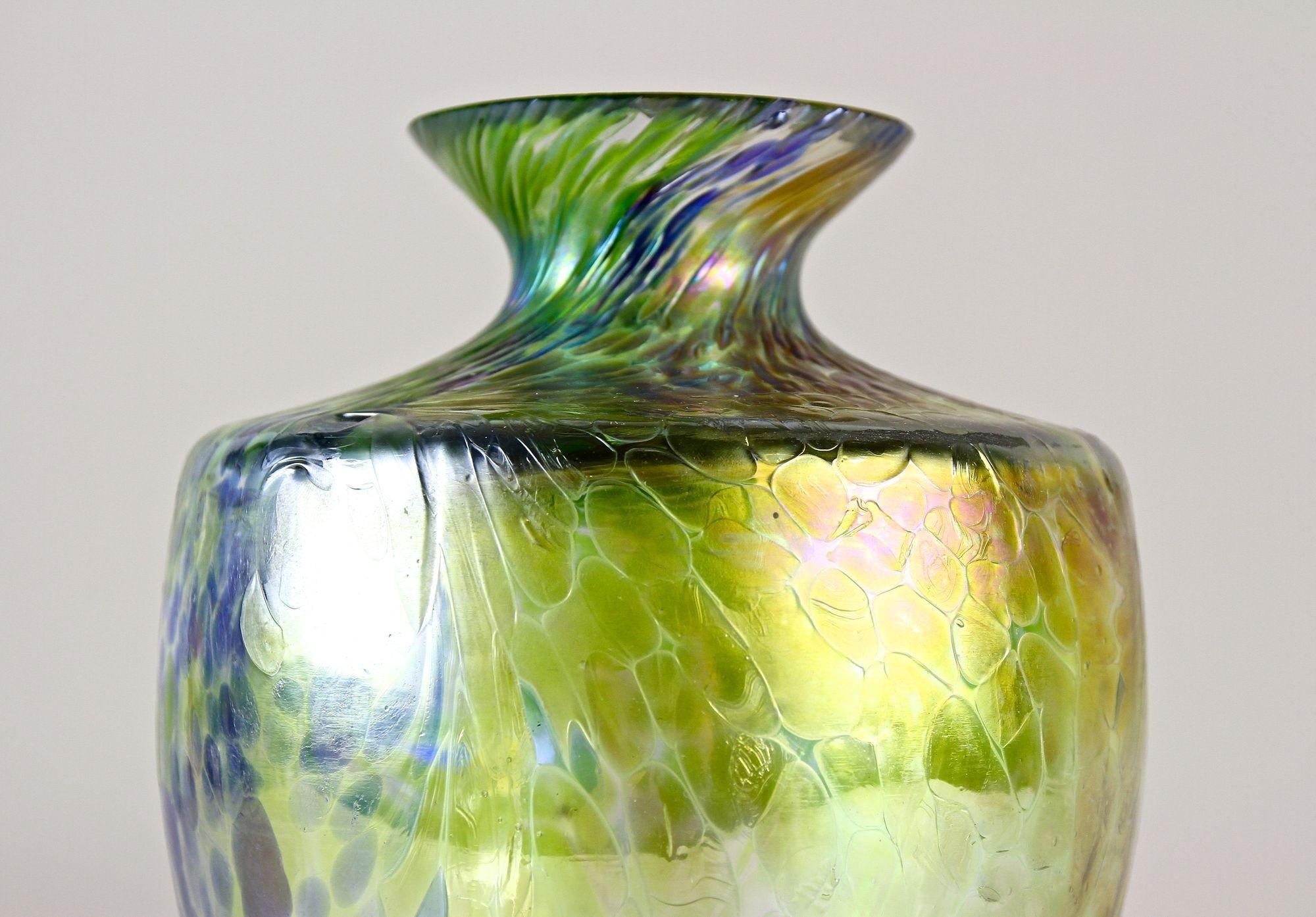 Iridescent Art Nouveau Glass Vase Attributed To Fritz Heckert, Bohemia ca. 1905 For Sale 5