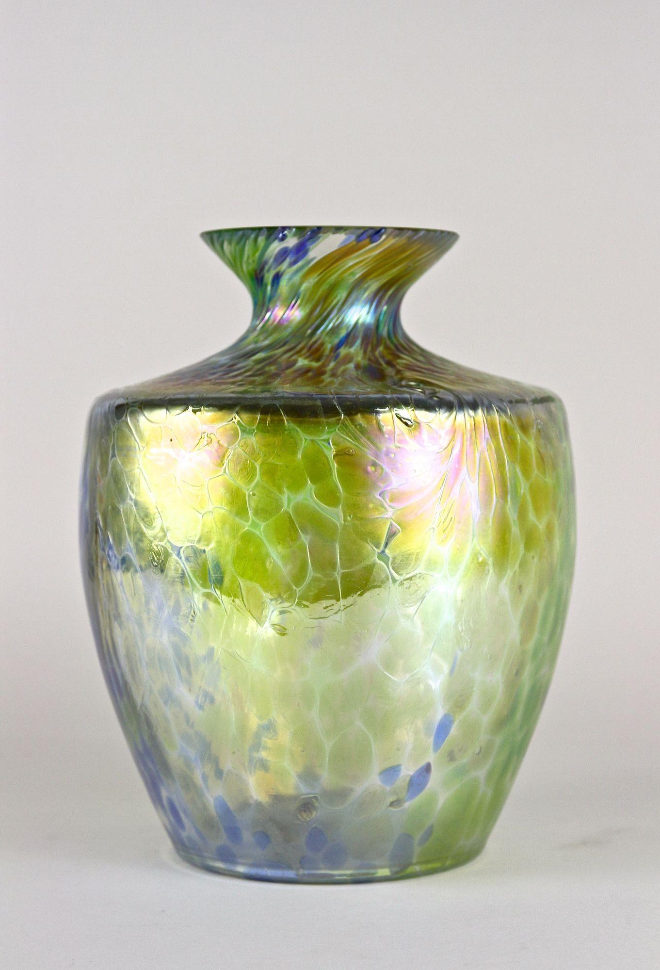 Iridescent Art Nouveau Glass Vase Attributed To Fritz Heckert, Bohemia ca. 1905 For Sale 6