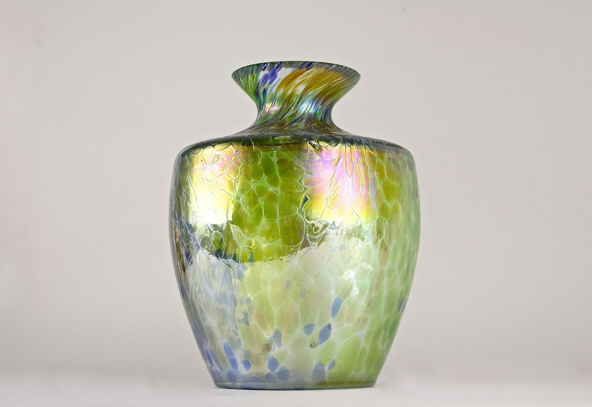 Iridescent Art Nouveau Glass Vase Attributed To Fritz Heckert, Bohemia ca. 1905 For Sale 7