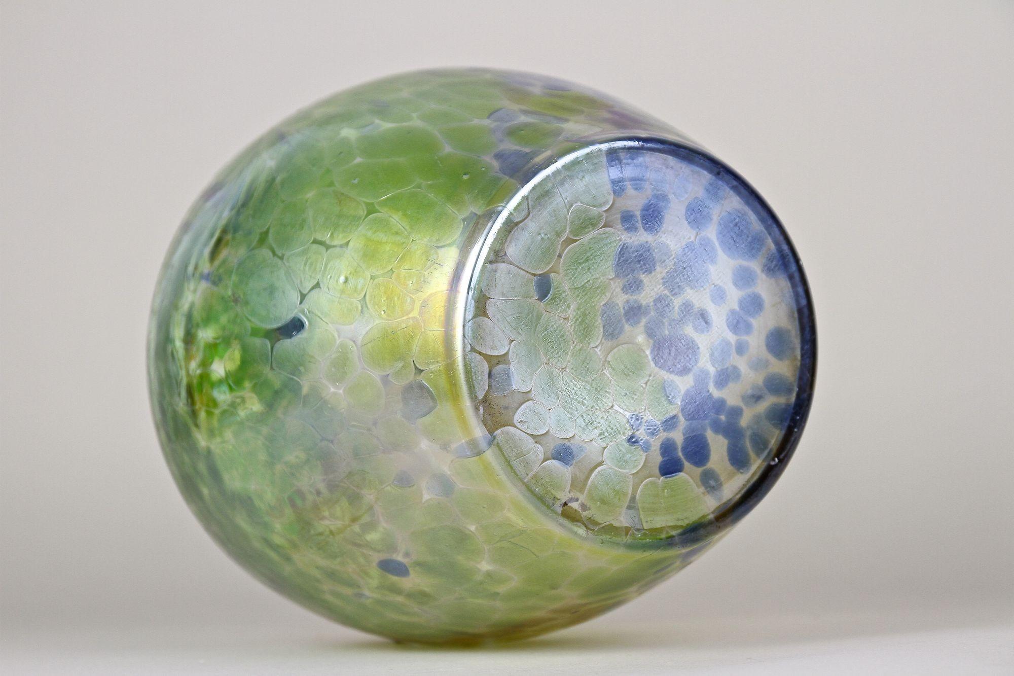 Iridescent Art Nouveau Glass Vase Attributed To Fritz Heckert, Bohemia ca. 1905 For Sale 12