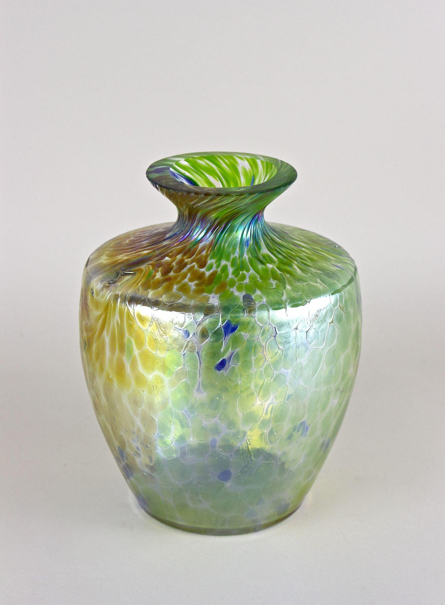 Atemberaubende, große schillernde böhmische Glasvase aus der Jugendstilzeit um 1905. Die absolut außergewöhnliche, bauchige Glasvase, die Fritz Heckert zugeschrieben wird, besticht durch ihre einzigartige grün, blau, gold und silber schimmernde,