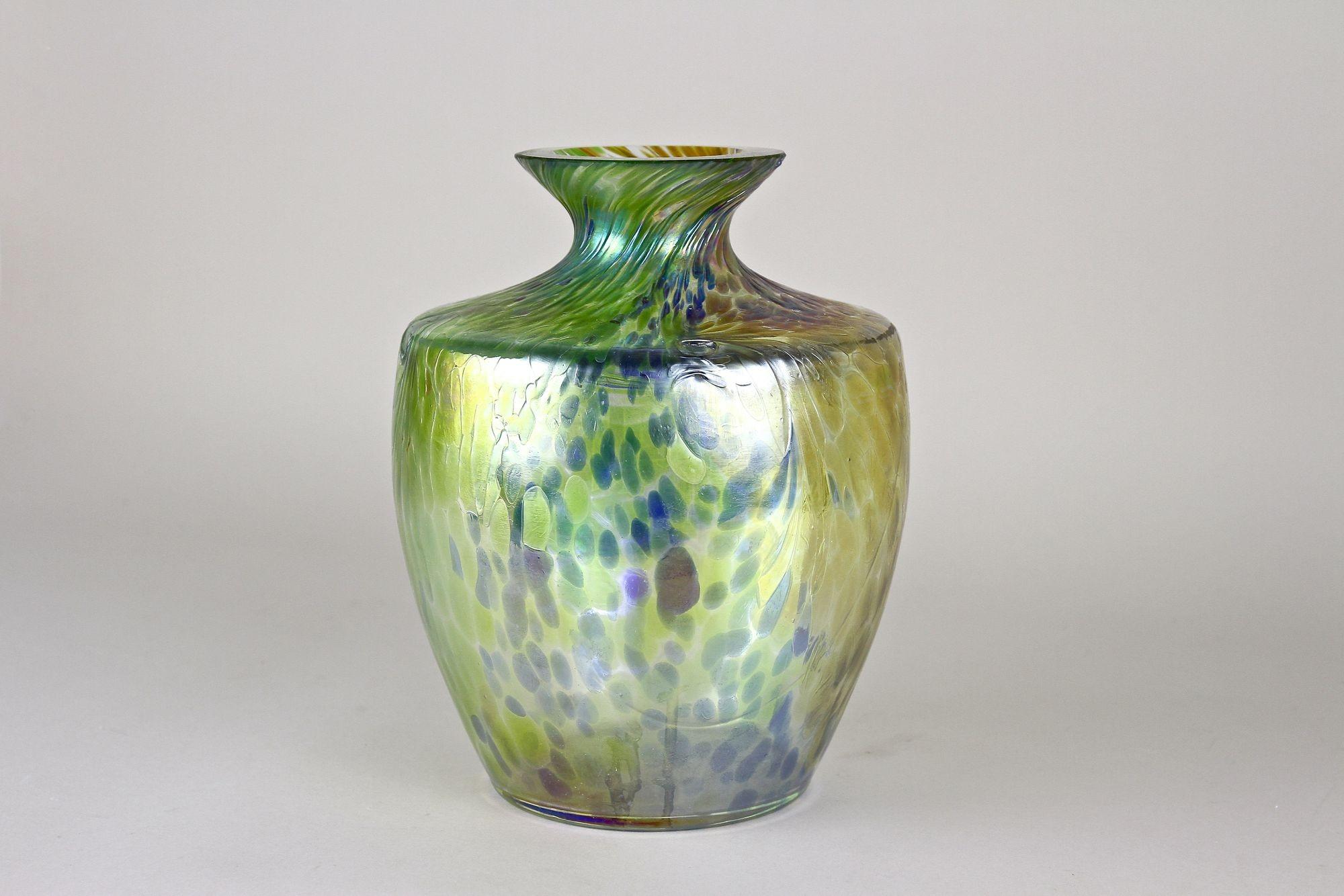 Iridescent Art Nouveau Glass Vase Attributed To Fritz Heckert, Bohemia ca. 1905 For Sale 14