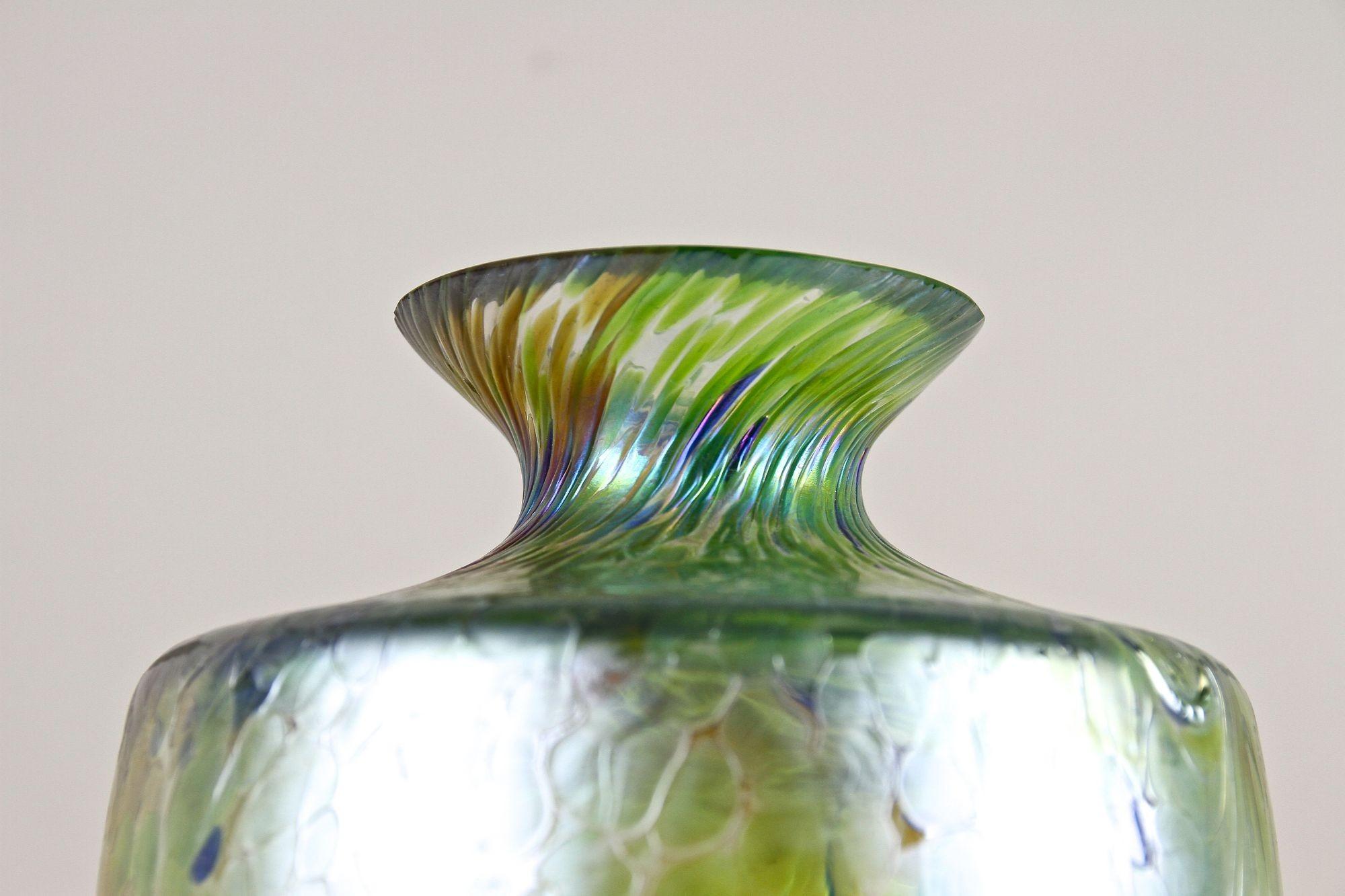 Iridescent Art Nouveau Glass Vase Attributed To Fritz Heckert, Bohemia ca. 1905 In Good Condition For Sale In Lichtenberg, AT