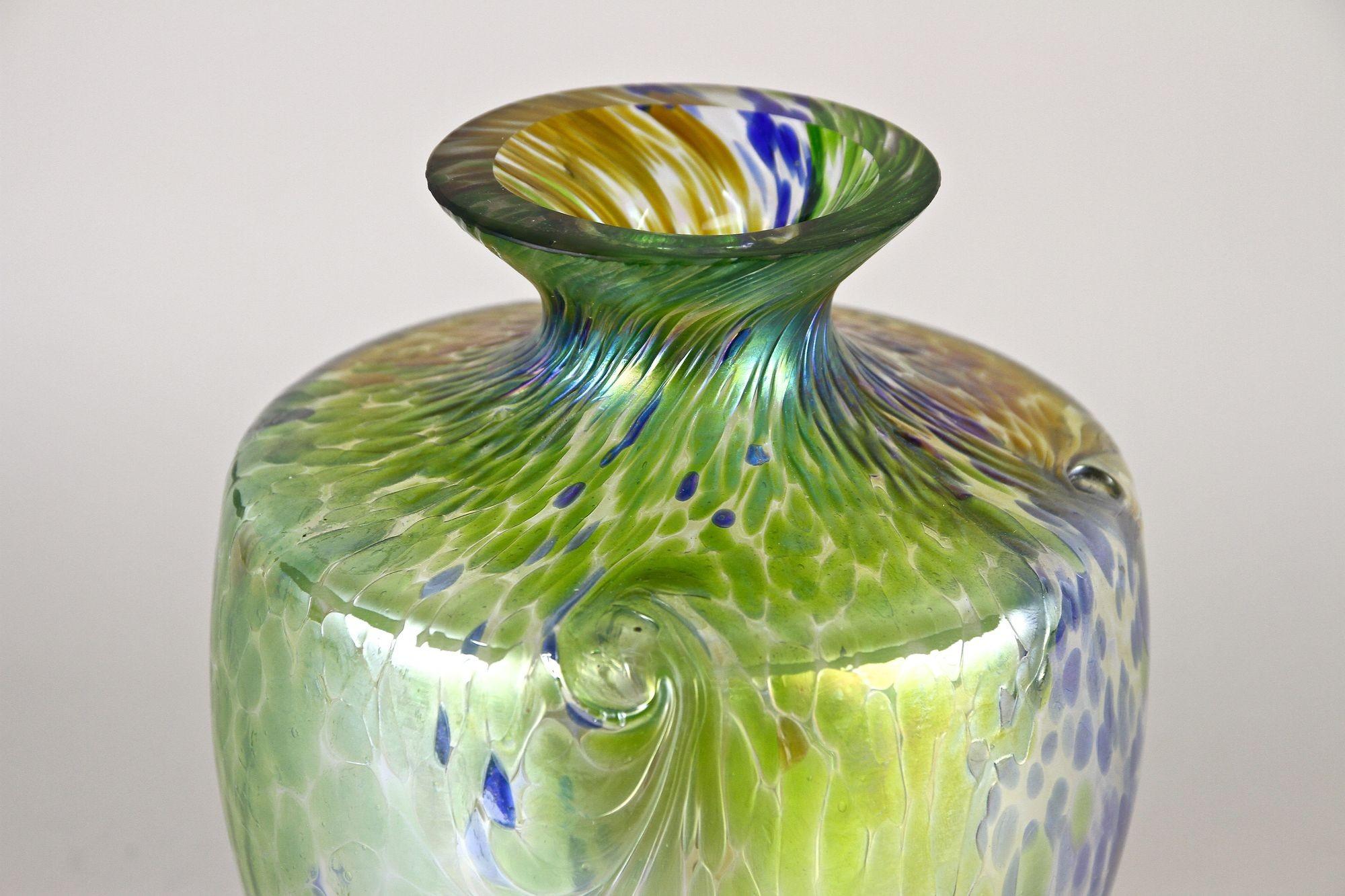 Iridescent Art Nouveau Glass Vase Attributed To Fritz Heckert, Bohemia ca. 1905 For Sale 1