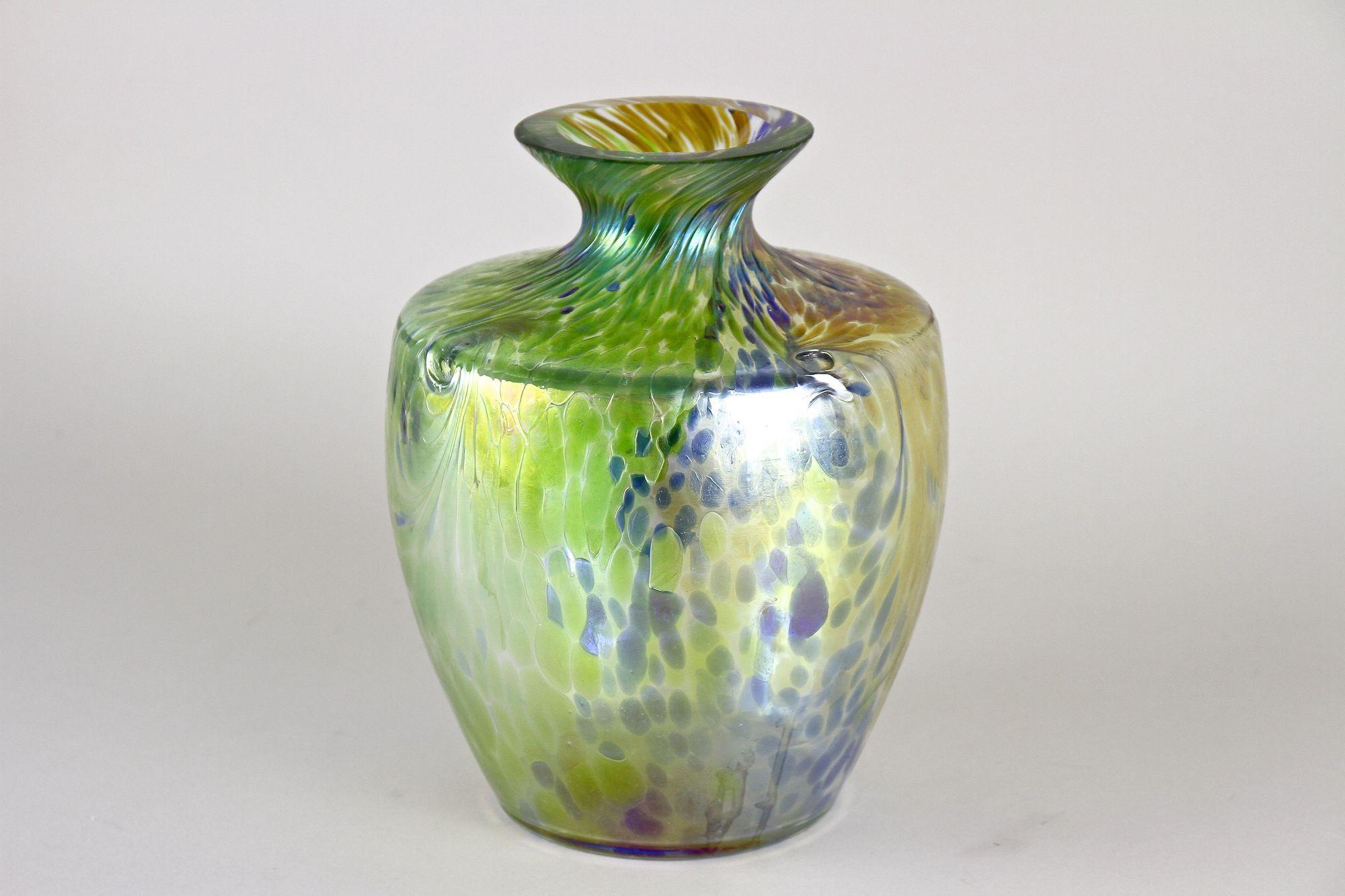 Iridescent Art Nouveau Glass Vase Attributed To Fritz Heckert, Bohemia ca. 1905 For Sale 2